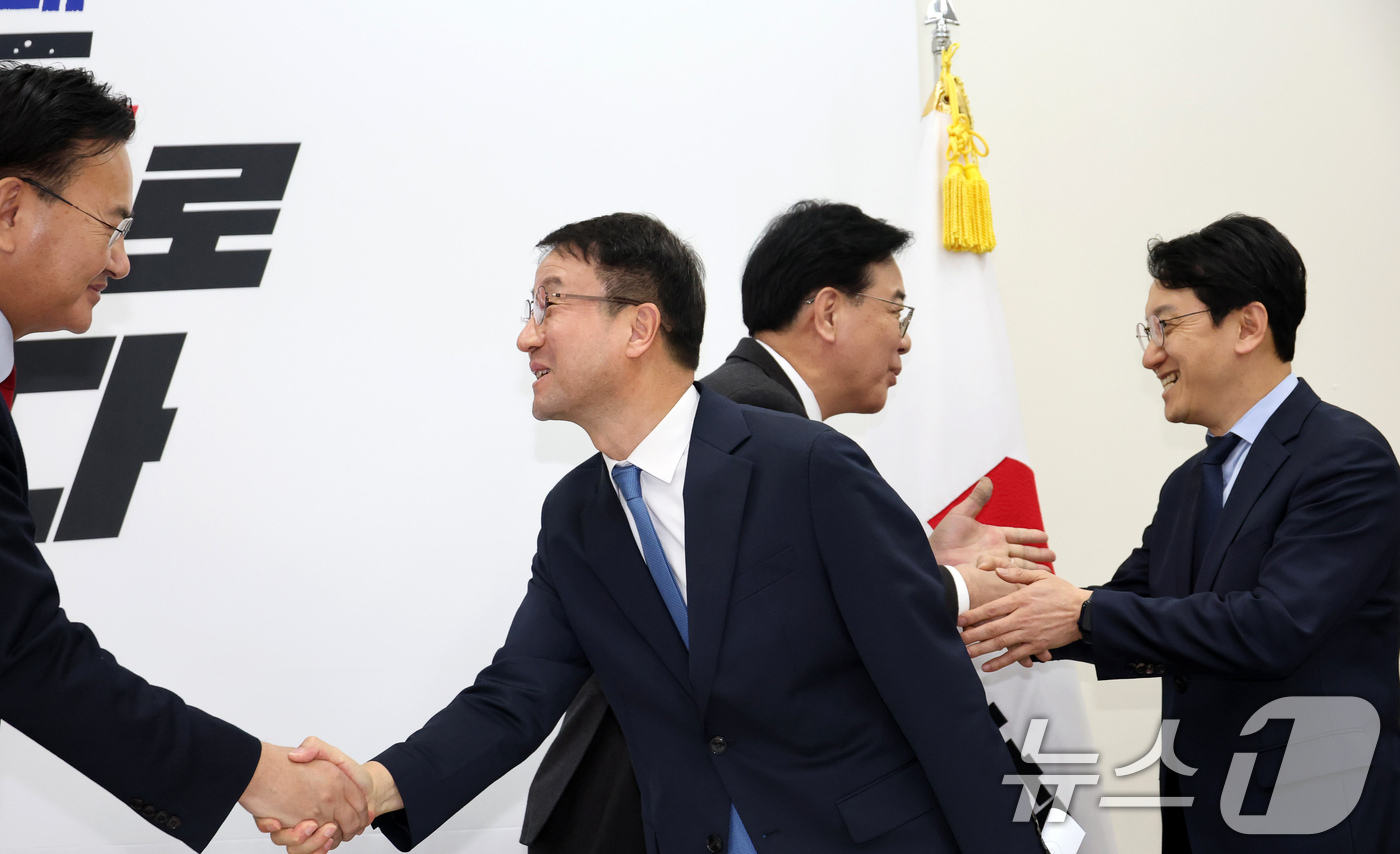 (서울=뉴스1) 유승관 기자 = 한병도 더불어민주당 신임 원내대표(왼쪽 두번째)와 송언석 국민의힘 원내대표(오른쪽 두번째)가 12일 서울 여의도 국회에서 만나 각각 유상범 국민의힘 …