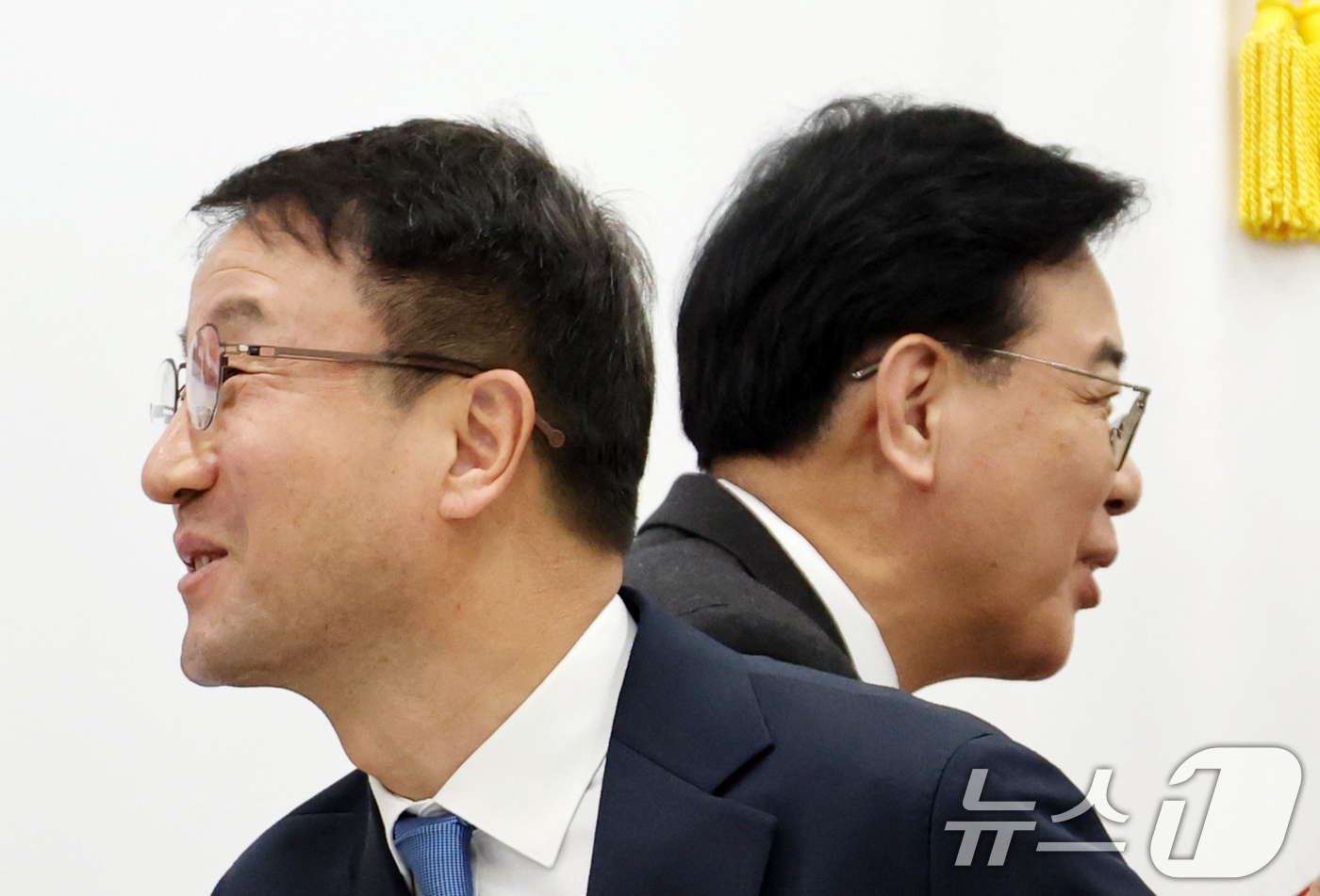 (서울=뉴스1) 유승관 기자 = 한병도 더불어민주당 신임 원내대표(왼쪽)와 송언석 국민의힘 원내대표가 12일 서울 여의도 국회에서 만나 악수한 후 스쳐 지나고 있다. (공동취재) …