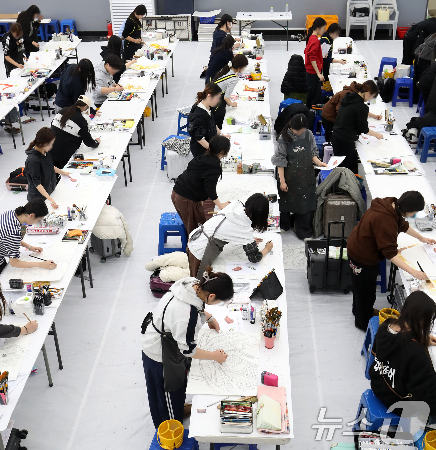 (부산=뉴스1) 윤일지 기자 = 12일 오후 부산 사하구 동아대학교 승학캠퍼스에서 열린 2026학년도 정시모집 미술실기시험에서 수험생들이 그동안 갈고닦은 실력을 발휘하고 있다. 2 …