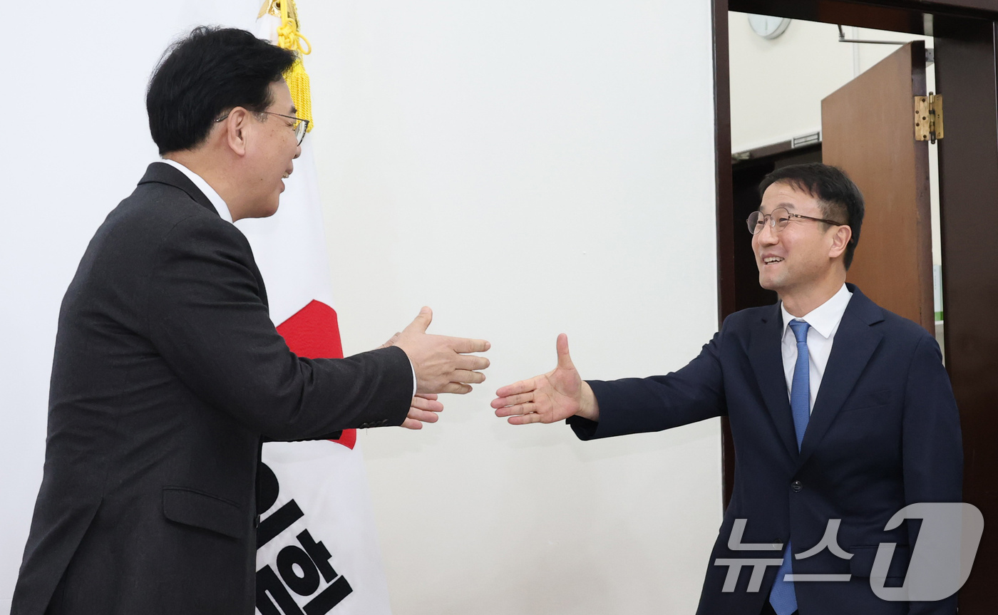 (서울=뉴스1) 유승관 기자 = 한병도 더불어민주당 신임 원내대표(오른쪽)와 송언석 국민의힘 원내대표가 12일 서울 여의도 국회에서 만나 악수하고 있다. (공동취재) 2026.1. …