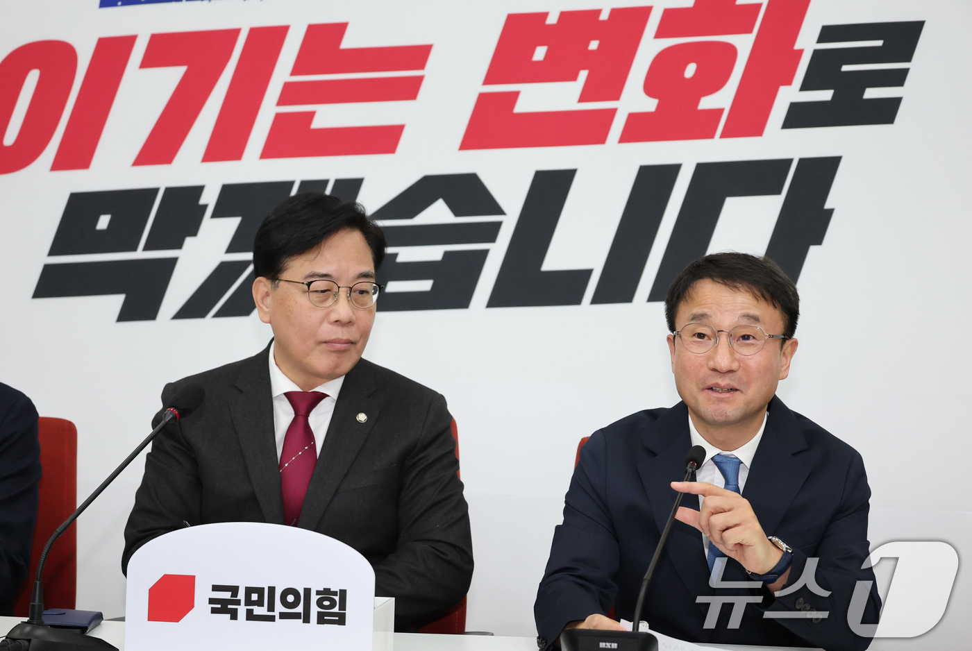 (서울=뉴스1) 유승관 기자 = 한병도 더불어민주당 신임 원내대표(오른쪽)가 12일 서울 여의도 국회에서 송언석 국민의힘 원내대표와 만나 인사말을 하고 있다. (공동취재) 2026 …