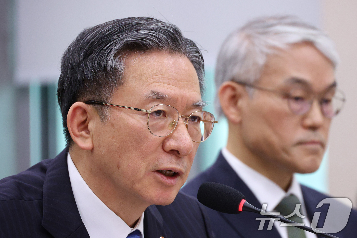 (서울=뉴스1) 신웅수 기자 = 정성호 법무부 장관이 12일 서울 여의도 국회에서 열린 법제사법위원회 전체회의에서 의원 질의에 답변하고 있다. 2026.1.12/뉴스1