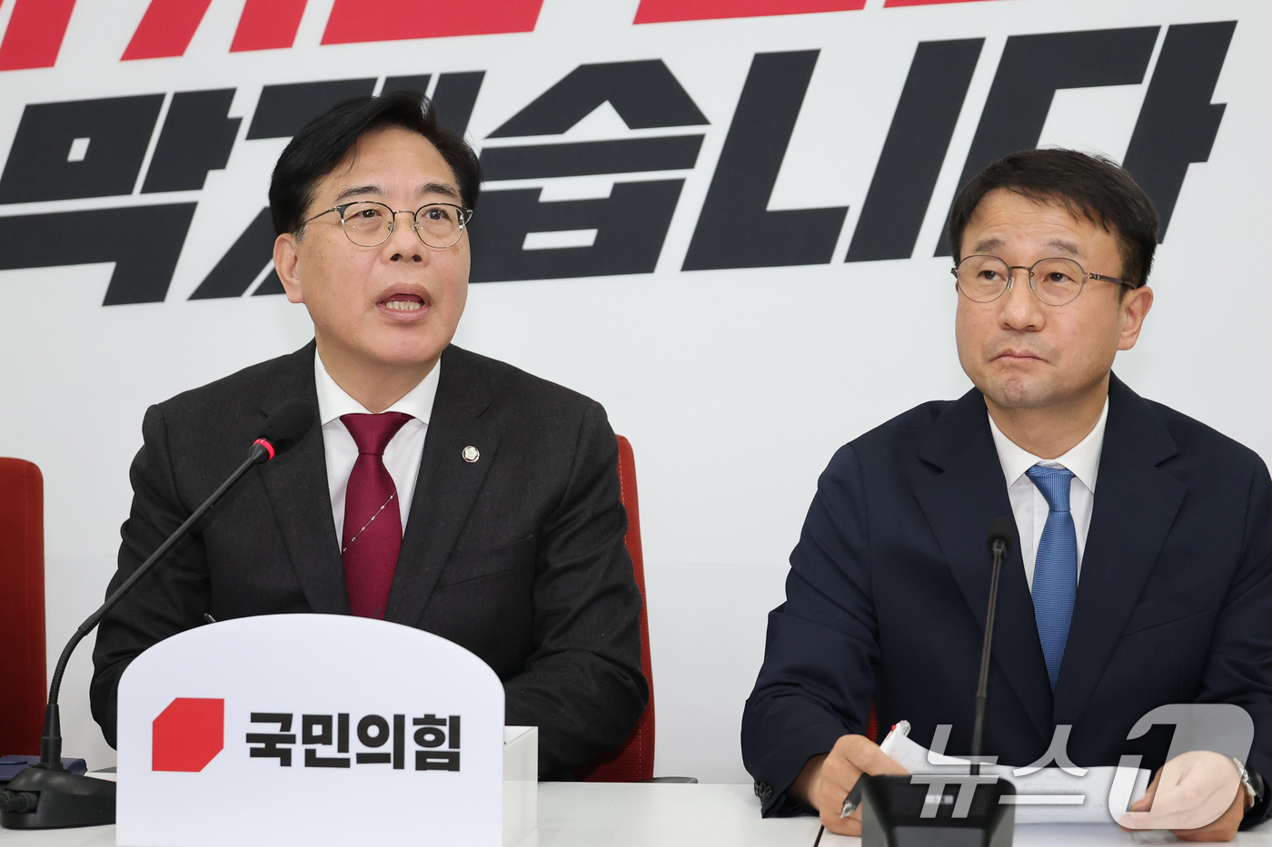 (서울=뉴스1) 유승관 기자 = 송언석 국민의힘 원내대표(왼쪽)가 12일 서울 여의도 국회에서 한병도 더불어민주당 신임 원내대표를 만나 인사말을 하고 있다. (공동취재) 2026. …