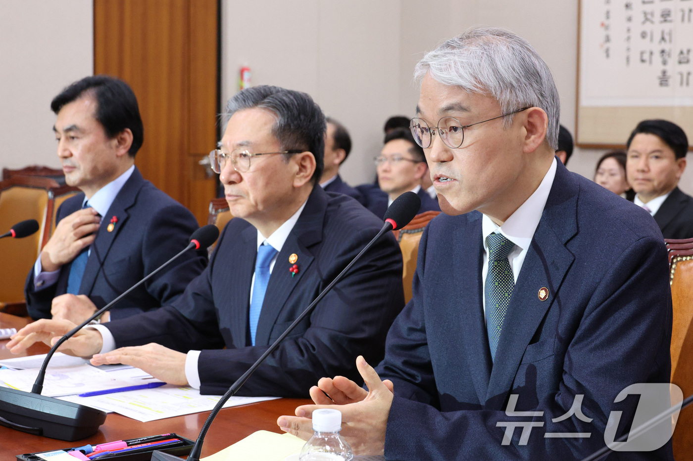 (서울=뉴스1) 신웅수 기자 = 천대엽 법원행정처장이 12일 서울 여의도 국회에서 열린 법제사법위원회 전체회의에서 의원 질의에 답변하고 있다. 2026.1.12/뉴스1