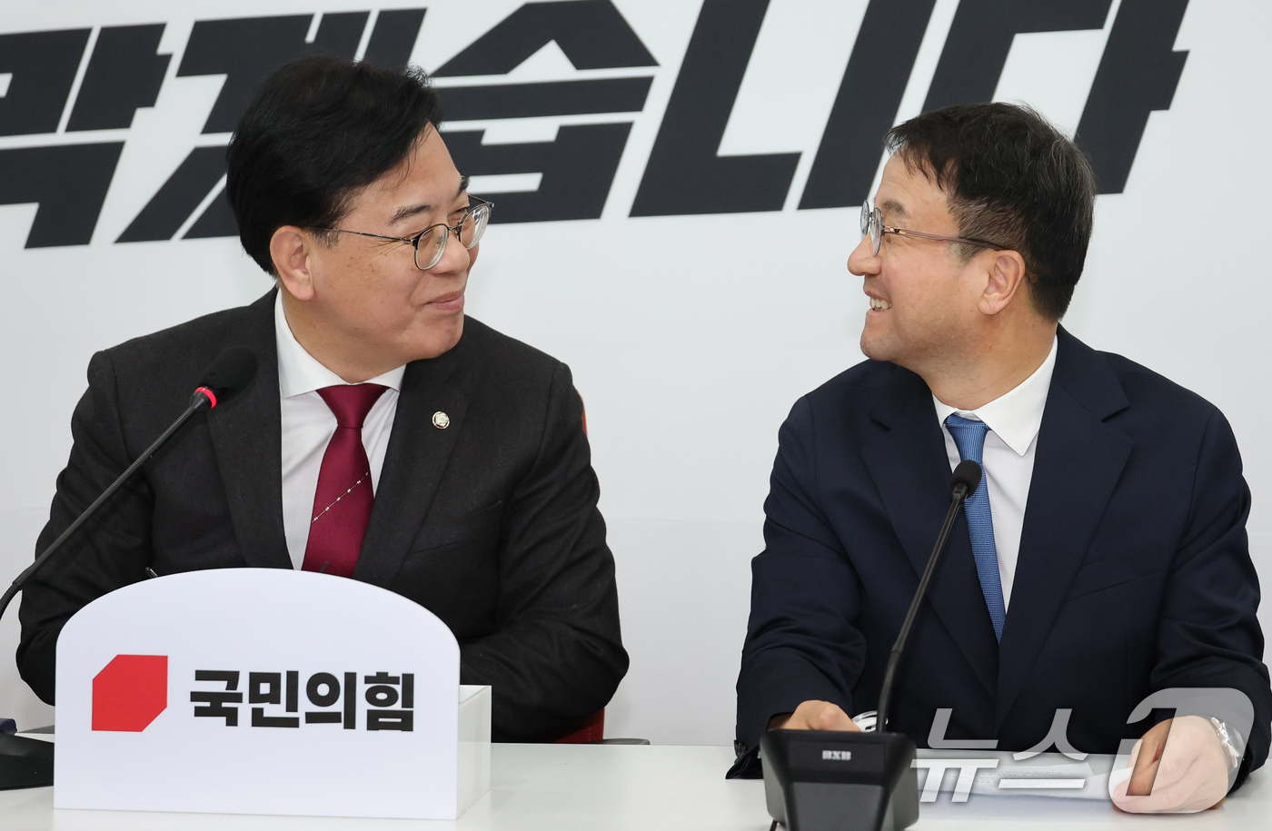 (서울=뉴스1) 유승관 기자 = 한병도 더불어민주당 신임 원내대표(오른쪽)가 12일 서울 여의도 국회에서 송언석 국민의힘 원내대표와 만나 이야기를 나누고 있다. (공동취재) 202 …