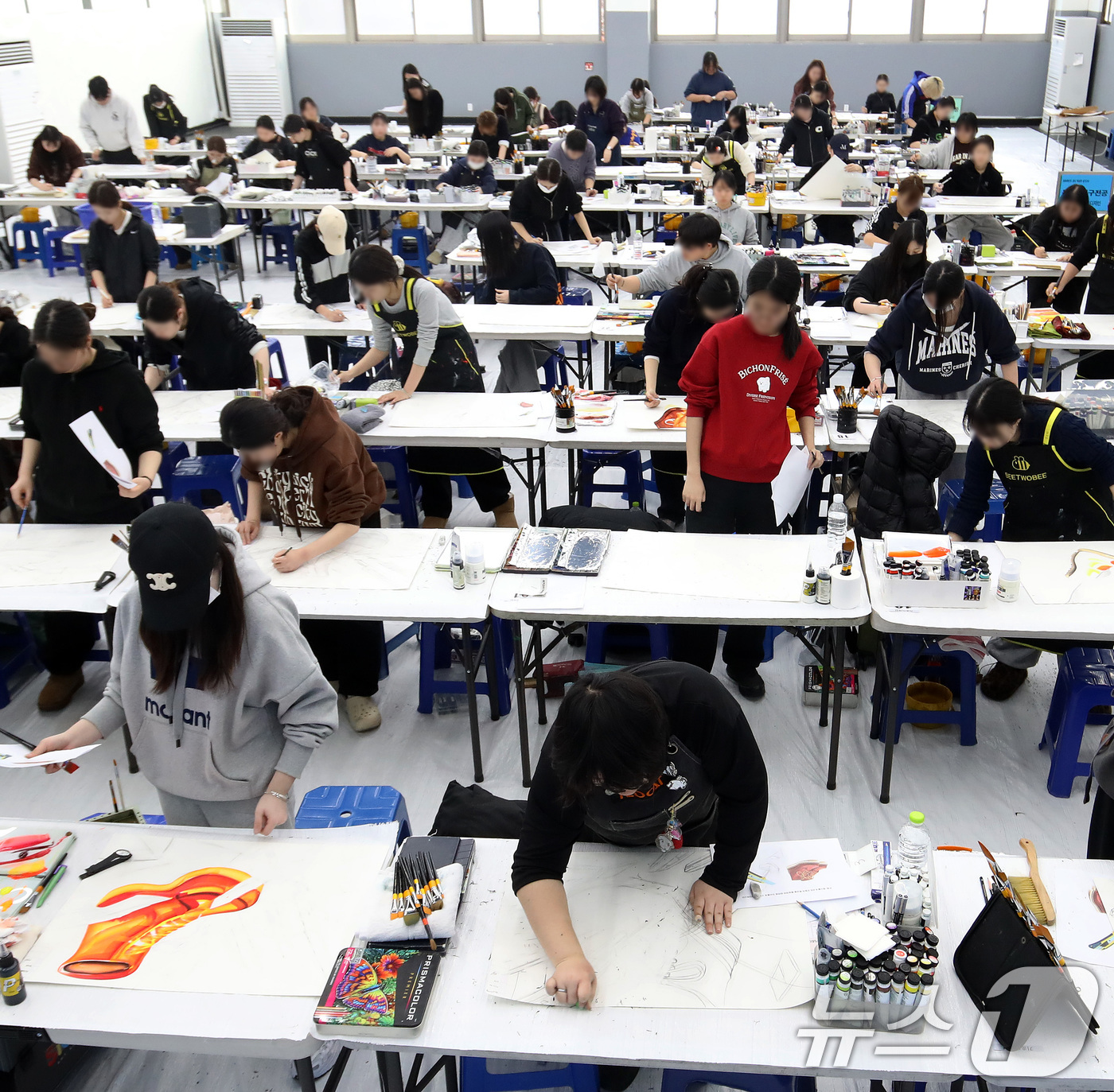 (부산=뉴스1) 윤일지 기자 = 12일 오후 부산 사하구 동아대학교 승학캠퍼스에서 열린 2026학년도 정시모집 미술실기시험에서 수험생들이 그동안 갈고닦은 실력을 발휘하고 있다. 2 …