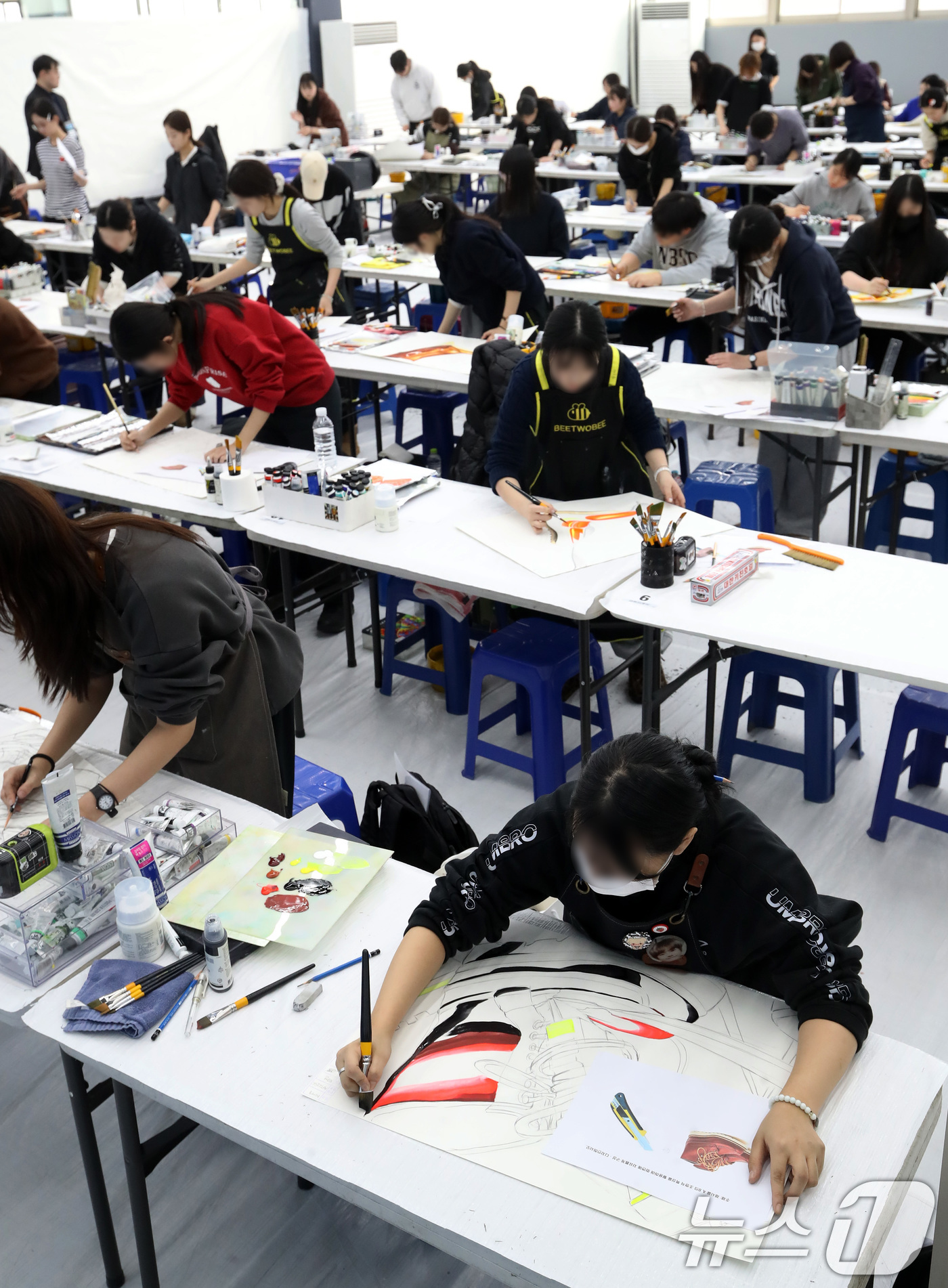 (부산=뉴스1) 윤일지 기자 = 12일 오후 부산 사하구 동아대학교 승학캠퍼스에서 열린 2026학년도 정시모집 미술실기시험에서 수험생들이 그동안 갈고닦은 실력을 발휘하고 있다. 2 …