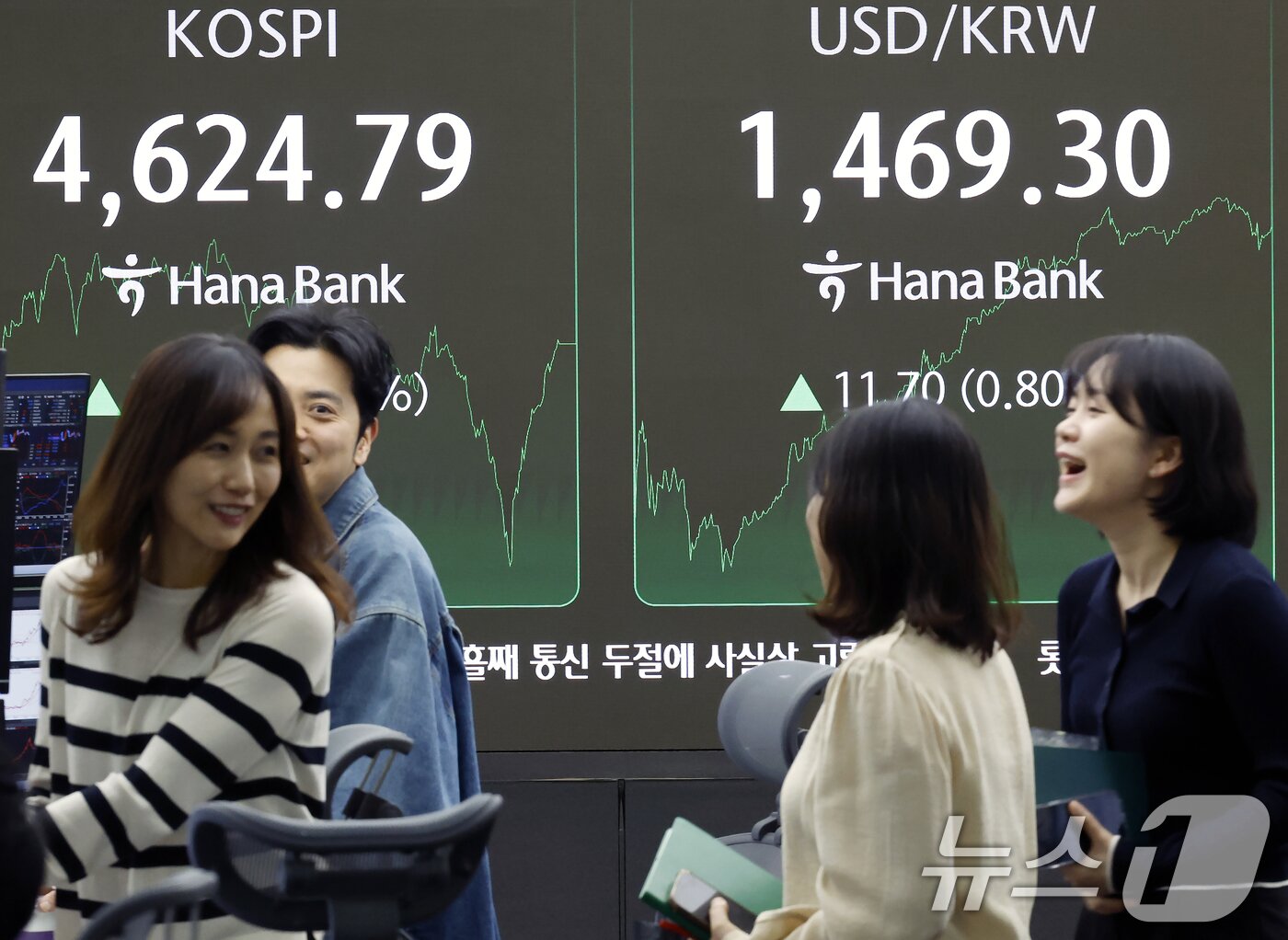 본문 이미지 - 12일 오후 서울 중구 하나은행 본점 딜링룸 전광판에 증시 종가가 표시되고 있다. 2026.1.12/뉴스1 ⓒ News1 박정호 기자