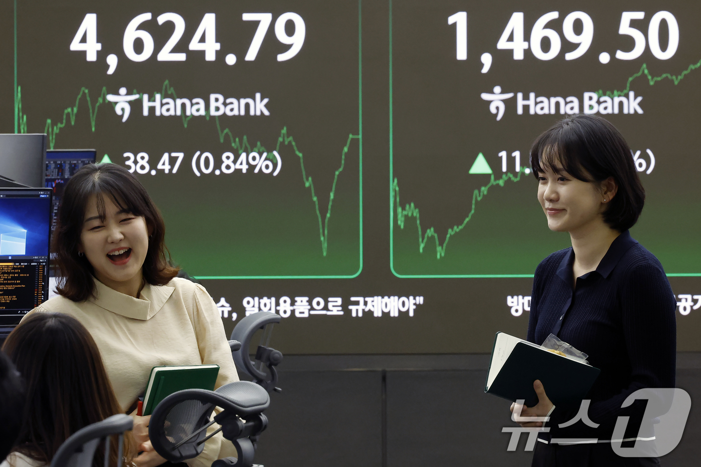 (서울=뉴스1) 박정호 기자 = 12일 오후 서울 중구 하나은행 본점 딜링룸 전광판에 증시 종가가 표시되고 있다.이날 코스피는 전 거래일 대비 38.46포인트(0.84%) 오른 4 …