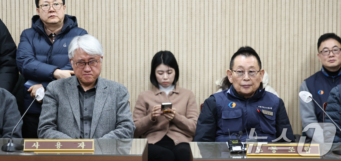(서울=뉴스1) 구윤성 기자 = 김정환 서울시버스운송사업조합 이사장(왼쪽)과 박점곤 서울시 버스노동조합 위원장이 12일 오후 서울 영등포구 서울지방노동위원회에서 열린 특별조정위원회 …