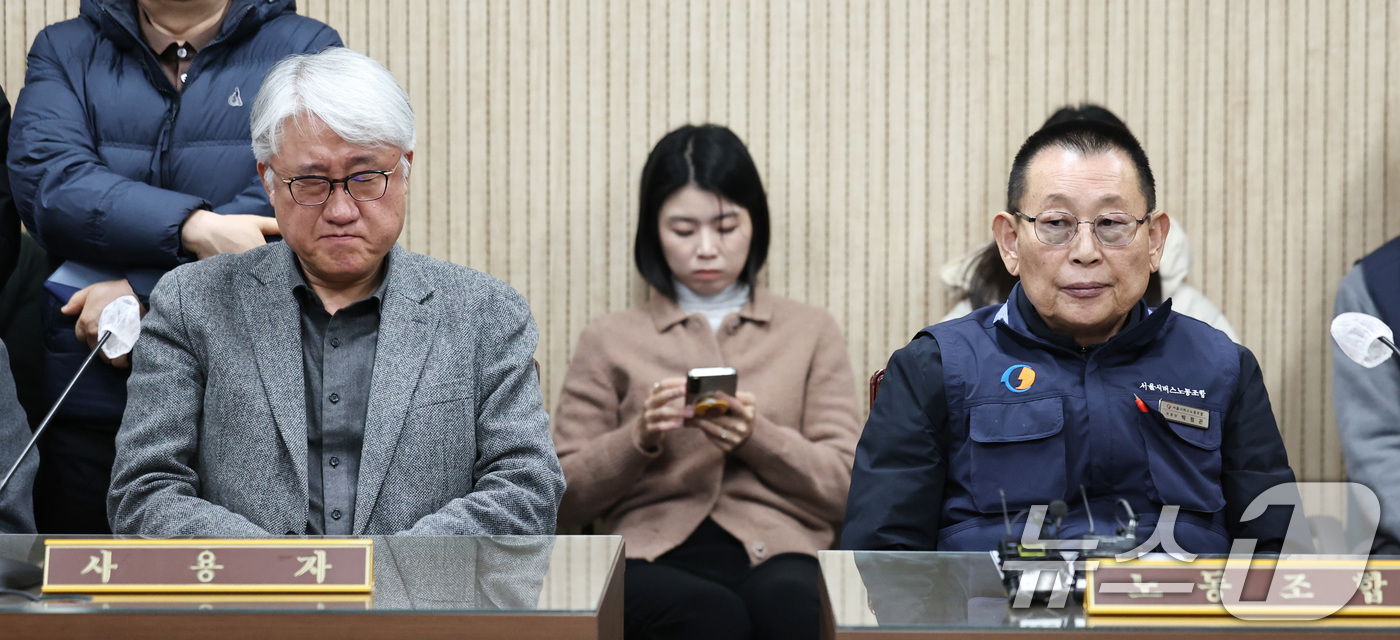 (서울=뉴스1) 구윤성 기자 = 김정환 서울시버스운송사업조합 이사장(왼쪽)과 박점곤 서울시 버스노동조합 위원장이 12일 오후 서울 영등포구 서울지방노동위원회에서 열린 특별조정위원회 …