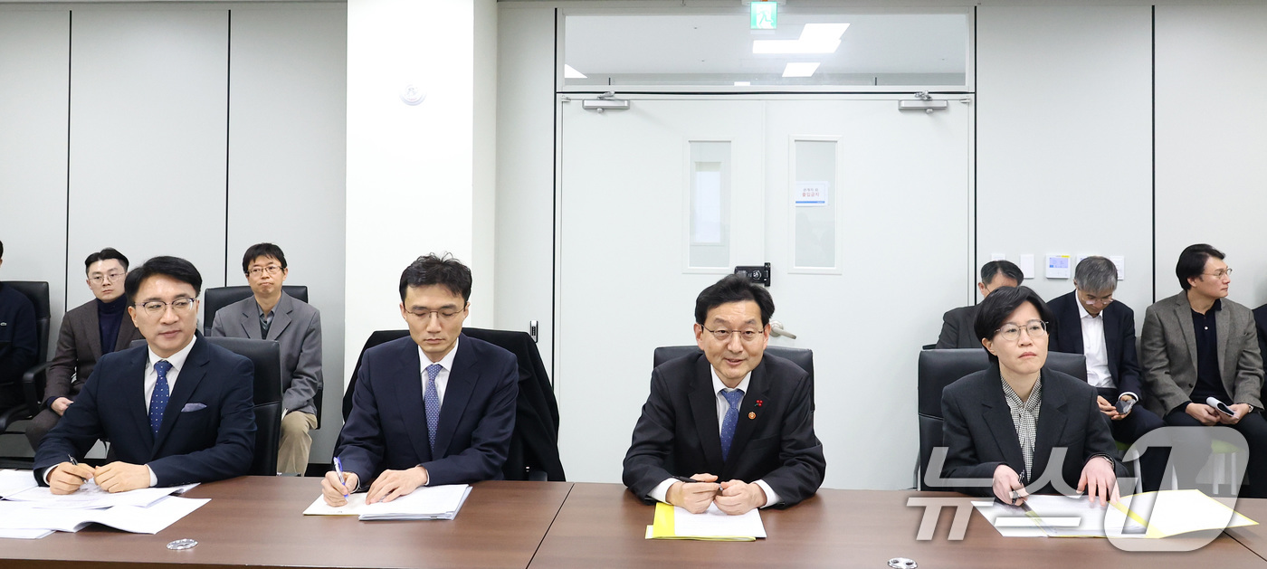 (서울=뉴스1) 임세영 기자 = 윤창렬 국무조정실장(오른쪽 두번째)이 12일 서울 종로구 정부서울청사 창성동 별관에서 열린 공소청법안 및 중수청법안 입법예고 관련 기자간담회에서 발 …