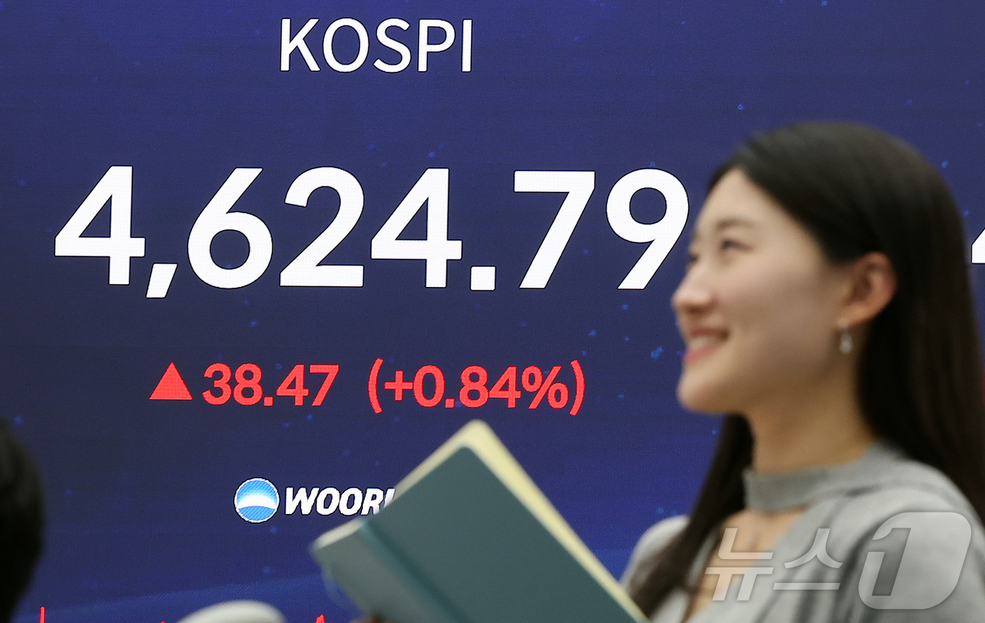 (서울=뉴스1) 김진환 기자 = 12일 오후 서울 중구 우리은행 본점 딜링룸 전광판에 코스피지수 종가가 나오고 있다.이날 코스피는 전일 종가와 비교해 38.47포인트(p)(0.84 …