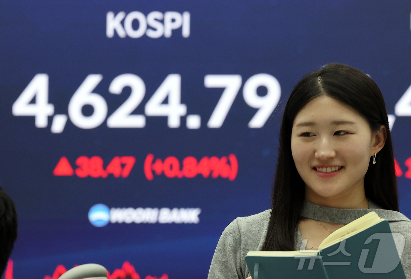 (서울=뉴스1) 김진환 기자 = 12일 오후 서울 중구 우리은행 본점 딜링룸 전광판에 코스피지수 종가가 나오고 있다.이날 코스피는 전일 종가와 비교해 38.47포인트(p)(0.84 …