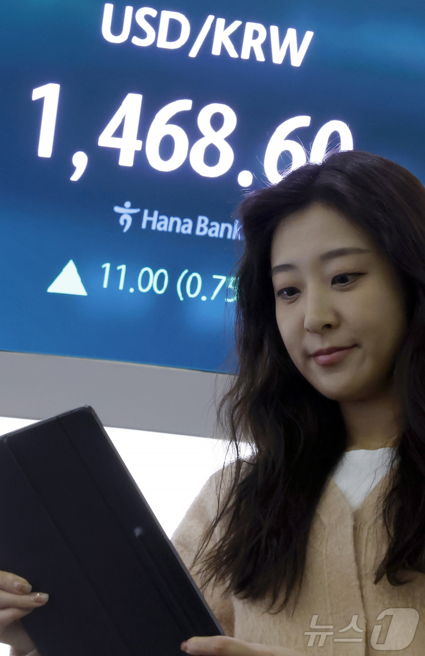 (서울=뉴스1) 박정호 기자 = 12일 오후 서울 중구 하나은행 본점 딜링룸 전광판에 원달러 환율이 표시되고 있다.이날 코스피는 전 거래일 대비 38.46포인트(0.84%) 오른 …