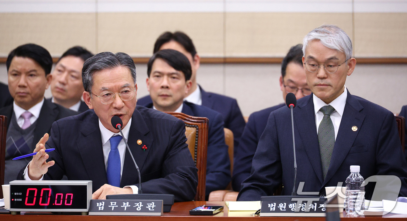 (서울=뉴스1) 신웅수 기자 = 정성호 법무부 장관이 12일 서울 여의도 국회에서 열린 법제사법위원회 전체회의에서 의원 질의에 답변하고 있다. 2026.1.12/뉴스1