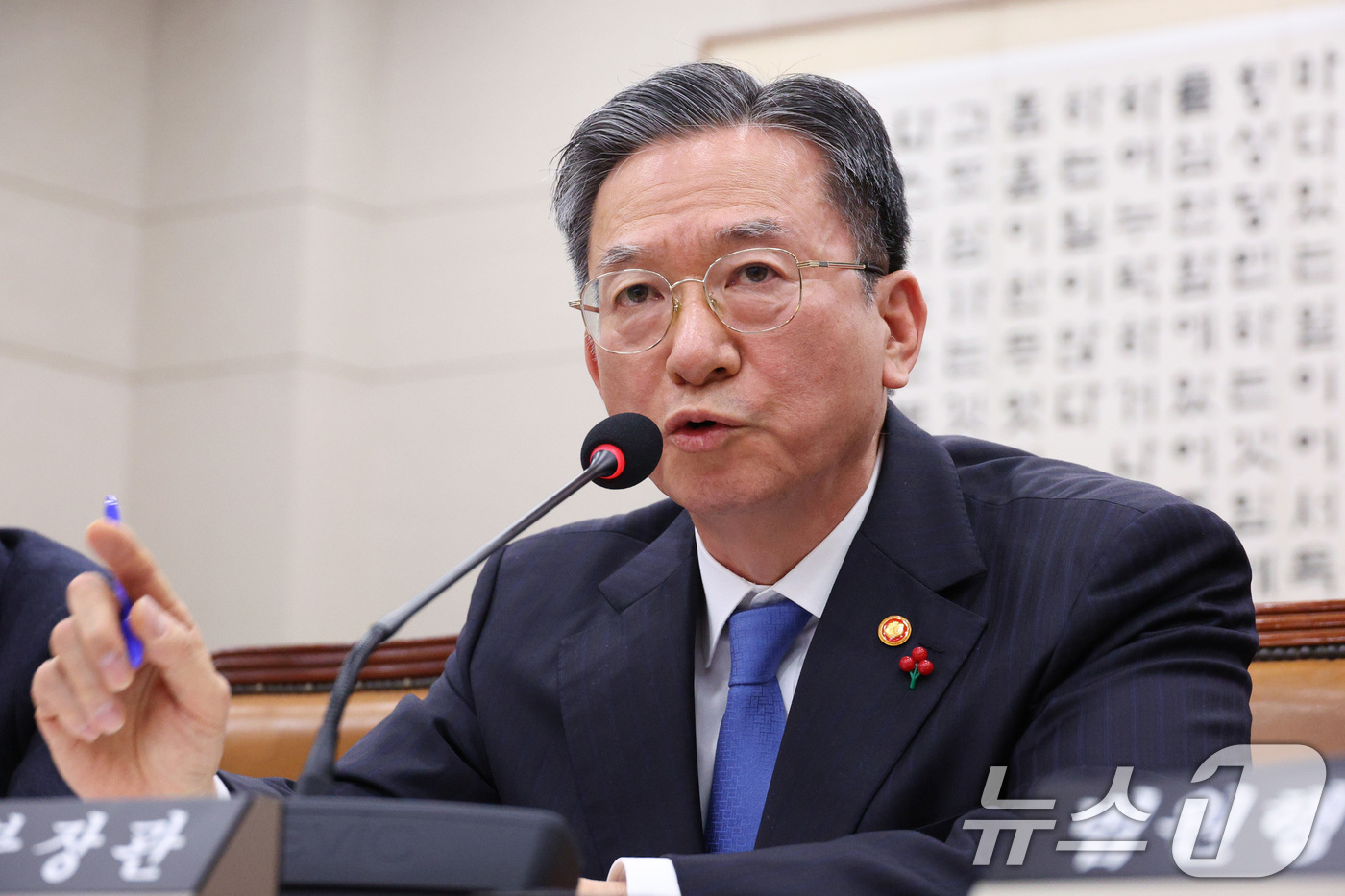 (서울=뉴스1) 신웅수 기자 = 정성호 법무부 장관이 12일 서울 여의도 국회에서 열린 법제사법위원회 전체회의에서 의원 질의에 답변하고 있다. 2026.1.12/뉴스1