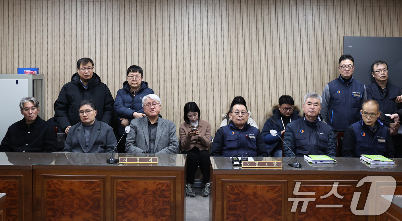 (서울=뉴스1) 구윤성 기자 = 김정환 서울시버스운송사업조합 이사장(왼쪽 앞줄 세번째)과 박점곤 서울시 버스노동조합 위원장(왼쪽 앞줄 네번째)이 12일 오후 서울 영등포구 서울지방 …