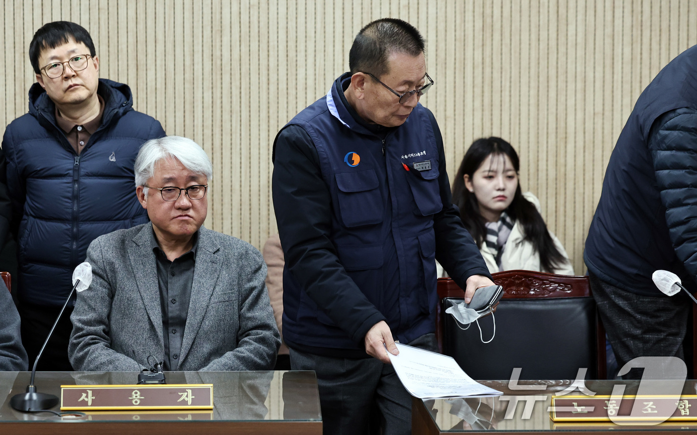 (서울=뉴스1) 구윤성 기자 = 김정환 서울시버스운송사업조합 이사장(왼쪽)과 박점곤 서울시 버스노동조합 위원장이 12일 오후 서울 영등포구 서울지방노동위원회에서 열린 특별조정위원회 …