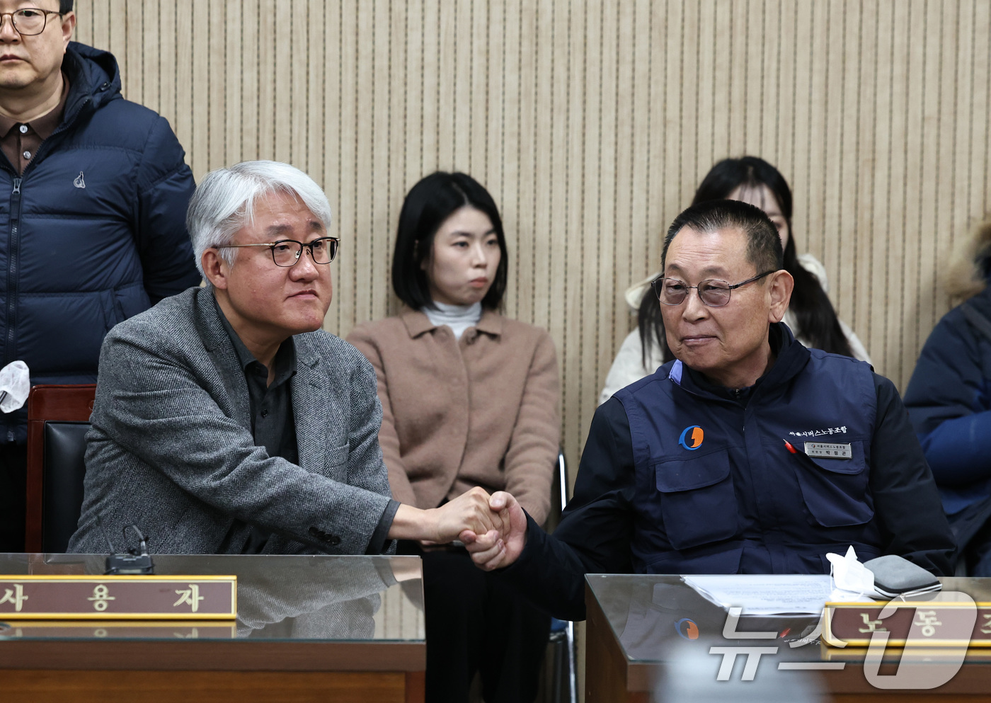 (서울=뉴스1) 구윤성 기자 = 김정환 서울시버스운송사업조합 이사장(왼쪽)과 박점곤 서울시 버스노동조합 위원장이 12일 오후 서울 영등포구 서울지방노동위원회에서 열린 특별조정위원회 …