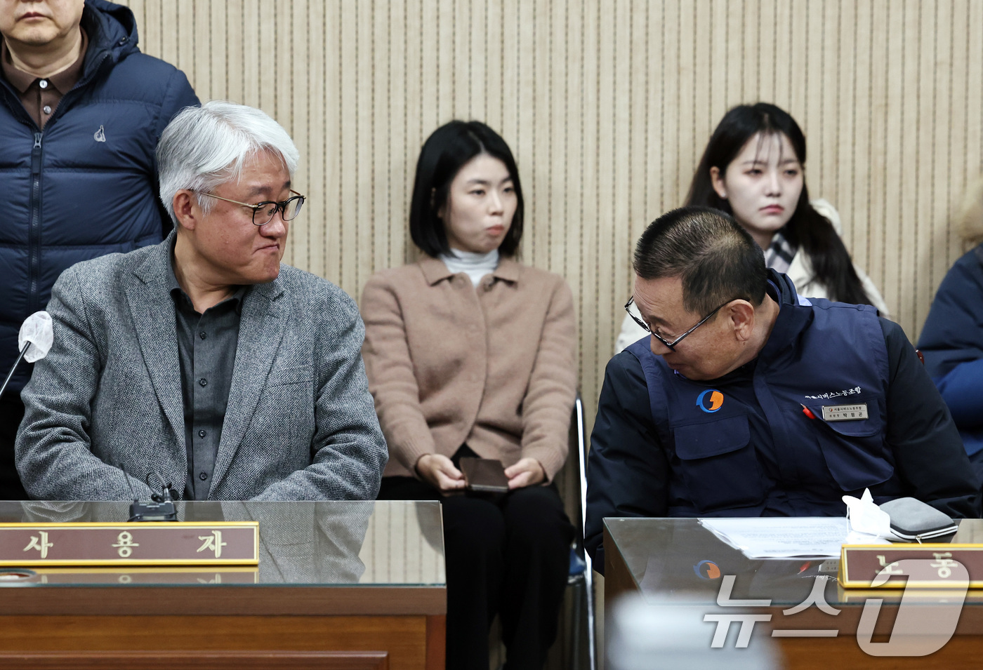 (서울=뉴스1) 구윤성 기자 = 김정환 서울시버스운송사업조합 이사장(왼쪽)과 박점곤 서울시 버스노동조합 위원장이 12일 오후 서울 영등포구 서울지방노동위원회에서 열린 특별조정위원회 …