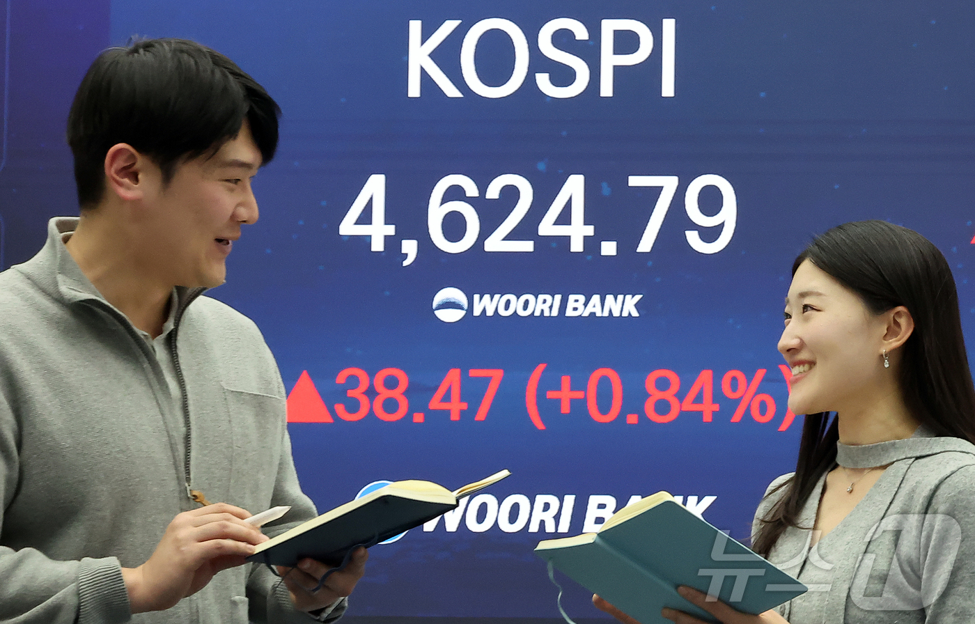 (서울=뉴스1) 김진환 기자 = 12일 오후 서울 중구 우리은행 본점 딜링룸 전광판에 코스피지수 종가가 나오고 있다.이날 코스피는 전일 종가와 비교해 38.47포인트(p)(0.84 …