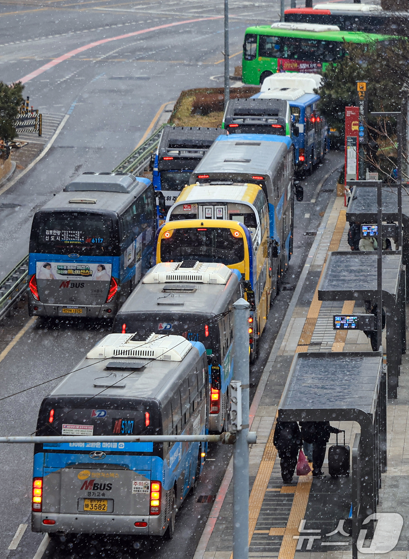 (서울=뉴스1) 이호윤 기자 = 서울시 시내버스 파업을 예고한 12일 서울 중구 서울역 환승센터에서 버스가 오가고 있다.서울 시내버스 노조는 교섭 결렬시 13일 첫차부터 파업에 돌 …