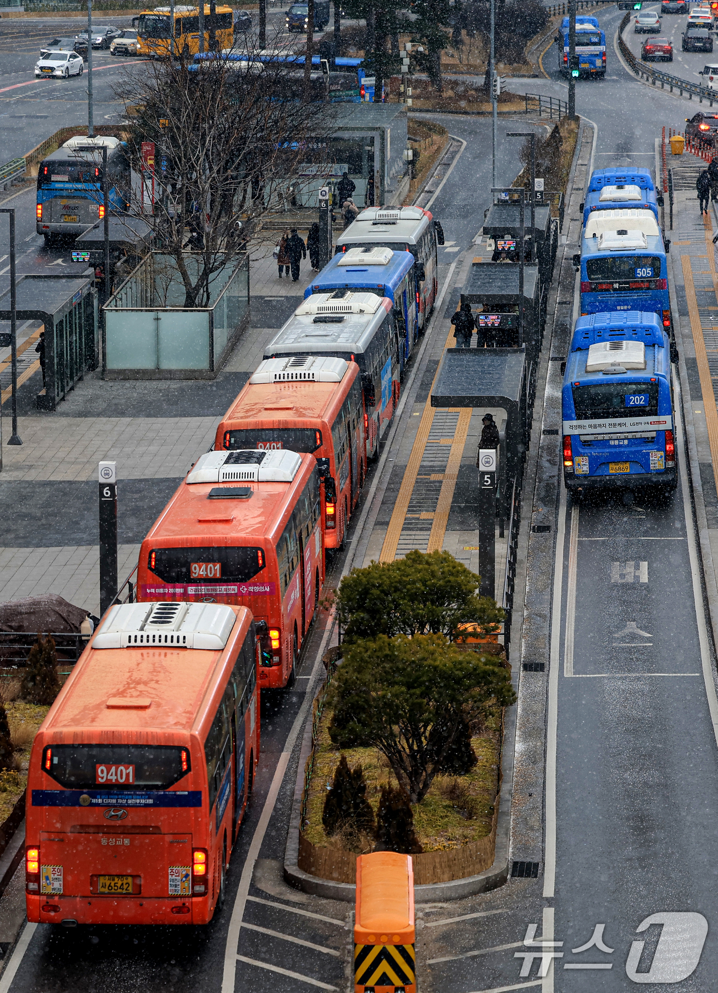 (서울=뉴스1) 이호윤 기자 = 서울시 시내버스 파업을 예고한 12일 서울 중구 서울역 환승센터에서 버스가 오가고 있다.서울 시내버스 노조는 교섭 결렬시 13일 첫차부터 파업에 돌 …
