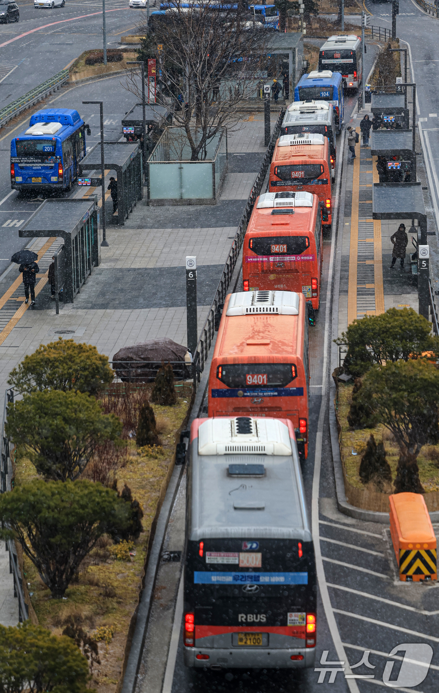 (서울=뉴스1) 이호윤 기자 = 서울시 시내버스 파업을 예고한 12일 서울 중구 서울역 환승센터에서 버스가 오가고 있다.서울 시내버스 노조는 교섭 결렬시 13일 첫차부터 파업에 돌 …