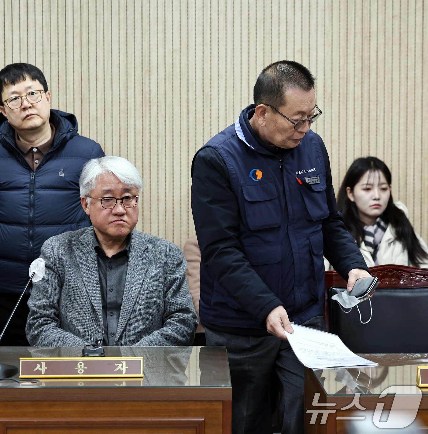 (서울=뉴스1) 구윤성 기자 = 김정환 서울시버스운송사업조합 이사장(왼쪽)과 박점곤 서울시 버스노동조합 위원장이 12일 오후 서울 영등포구 서울지방노동위원회에서 열린 특별조정위원회 …