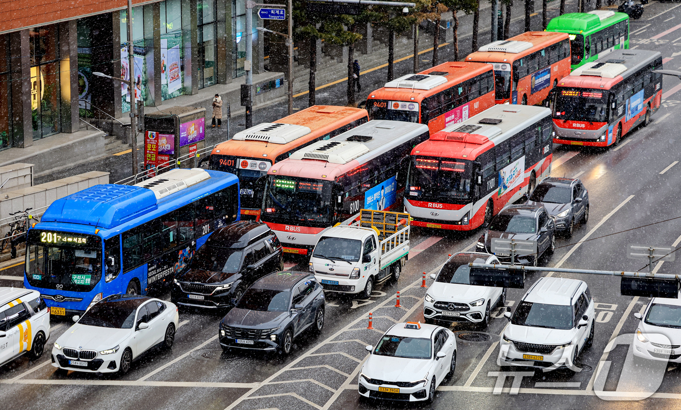 (서울=뉴스1) 이호윤 기자 = 서울시 시내버스 파업을 예고한 12일 서울 중구 서울역 환승센터에서 버스가 오가고 있다.서울 시내버스 노조는 교섭 결렬시 13일 첫차부터 파업에 돌 …