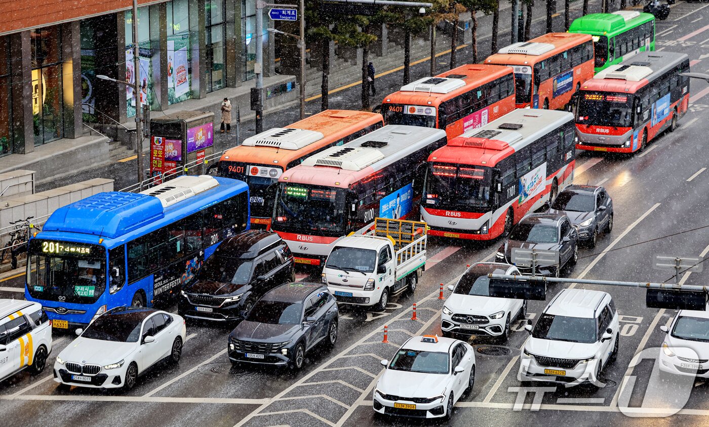 본문 이미지 - 서울 중구 서울역 환승센터에서 버스가 오가고 있다. 서울 시내버스 노조는 교섭 결렬시 13일 첫차부터 파업에 돌입할 예정이다. 2026.1.12/뉴스1 ⓒ News1 이호윤 기자
