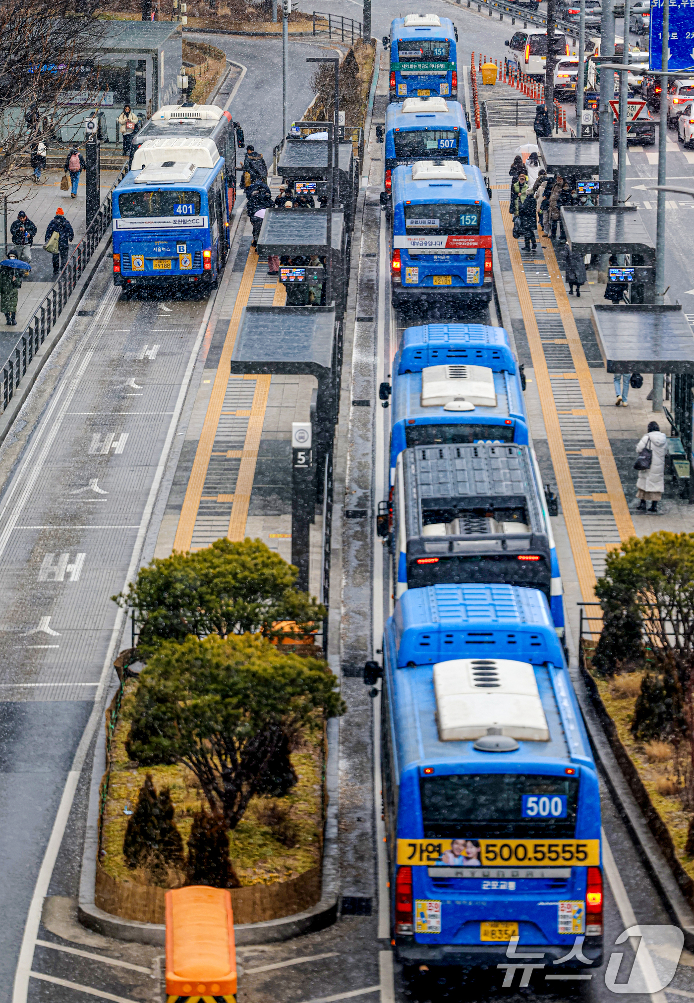 (서울=뉴스1) 이호윤 기자 = 서울시 시내버스 파업을 예고한 12일 서울 중구 서울역 환승센터에서 버스가 오가고 있다.서울 시내버스 노조는 교섭 결렬시 13일 첫차부터 파업에 돌 …