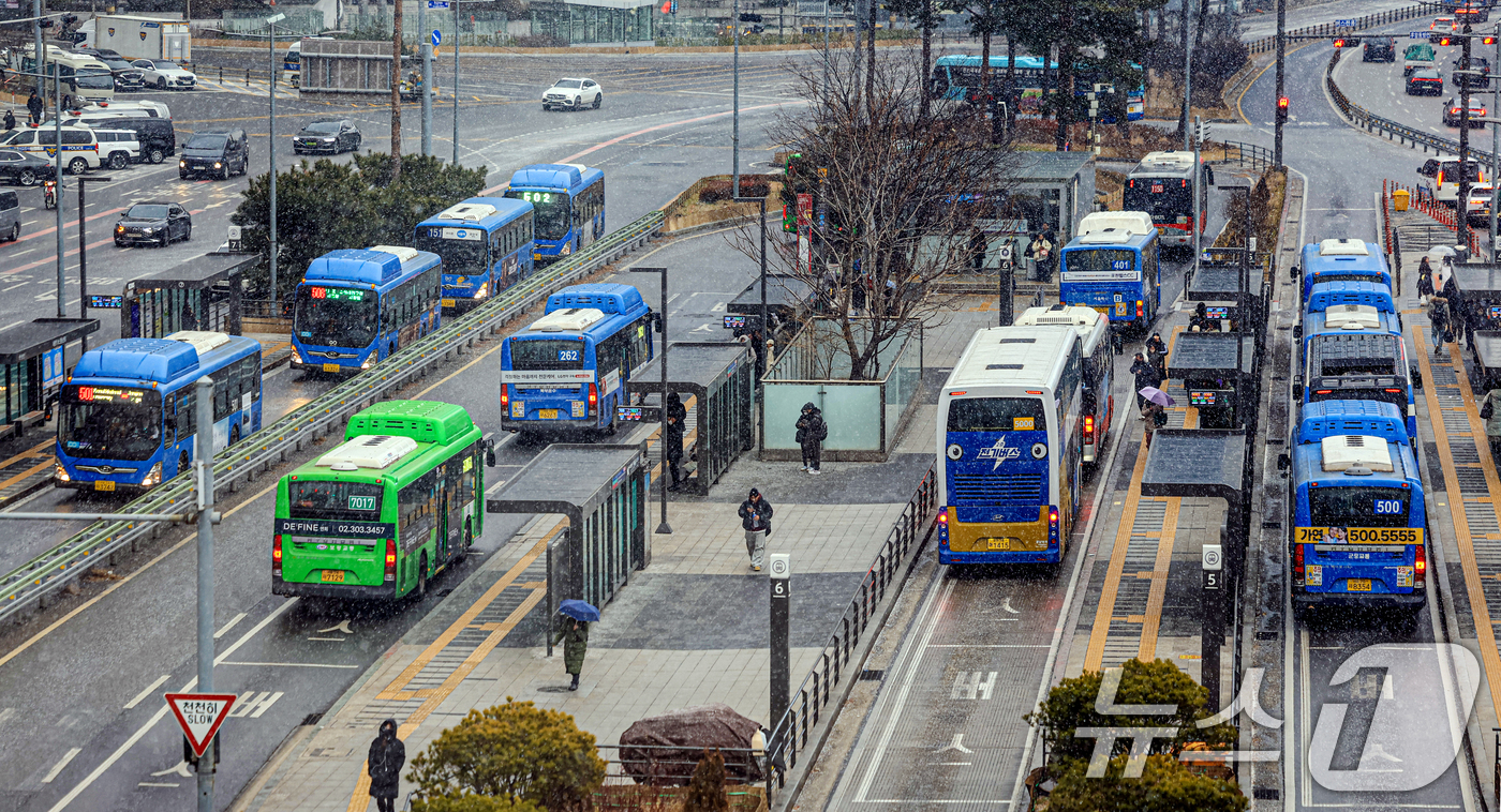 (서울=뉴스1) 이호윤 기자 = 서울시 시내버스 파업을 예고한 12일 서울 중구 서울역 환승센터에서 버스가 오가고 있다.서울 시내버스 노조는 교섭 결렬시 13일 첫차부터 파업에 돌 …