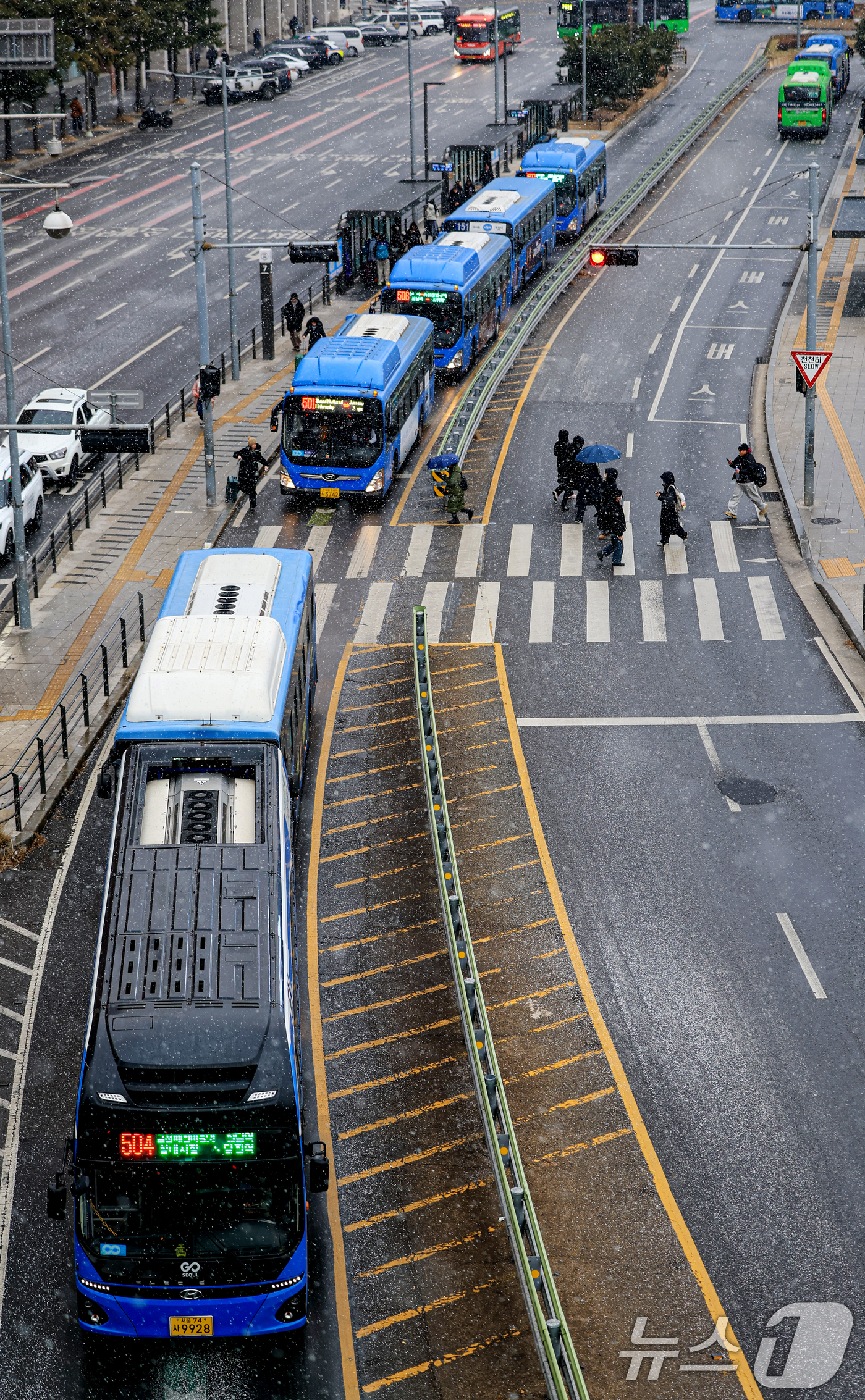 (서울=뉴스1) 이호윤 기자 = 서울시 시내버스 파업을 예고한 12일 서울 중구 서울역 환승센터에서 버스가 오가고 있다.서울 시내버스 노조는 교섭 결렬시 13일 첫차부터 파업에 돌 …