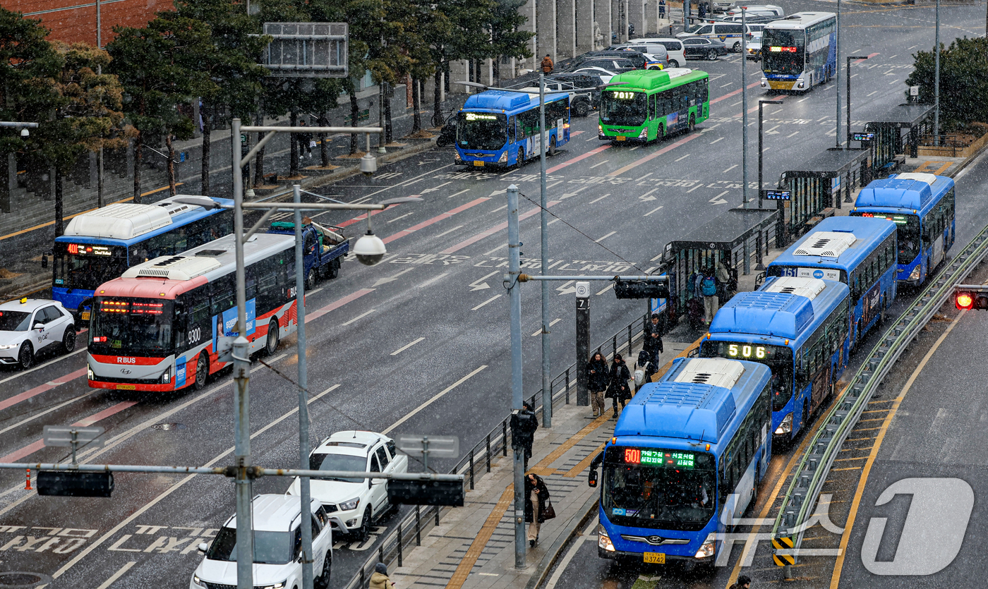 (서울=뉴스1) 이호윤 기자 = 서울시 시내버스 파업을 예고한 12일 서울 중구 서울역 환승센터에서 버스가 오가고 있다.서울 시내버스 노조는 교섭 결렬시 13일 첫차부터 파업에 돌 …