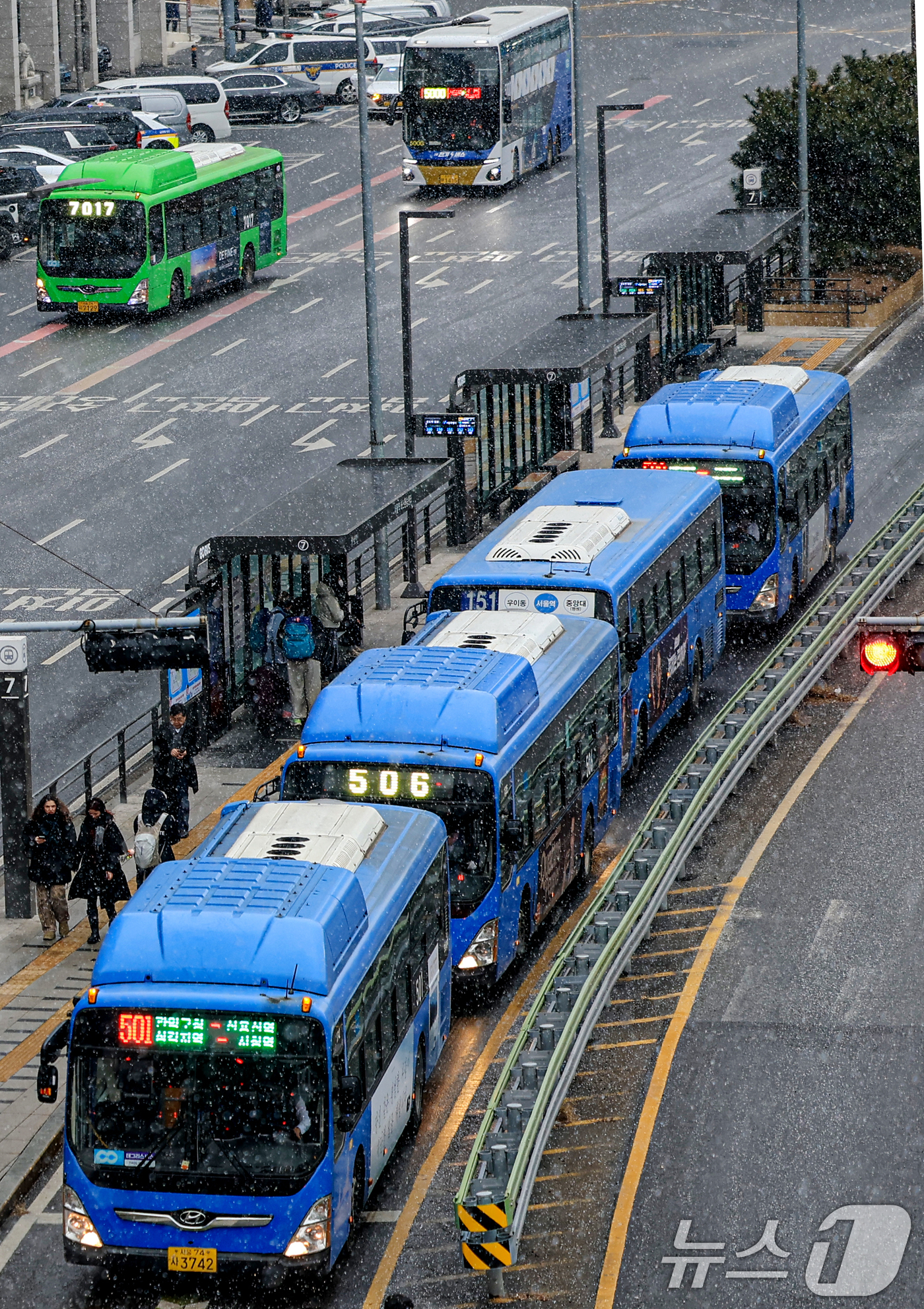 (서울=뉴스1) 이호윤 기자 = 서울시 시내버스 파업을 예고한 12일 서울 중구 서울역 환승센터에서 버스가 오가고 있다.서울 시내버스 노조는 교섭 결렬시 13일 첫차부터 파업에 돌 …