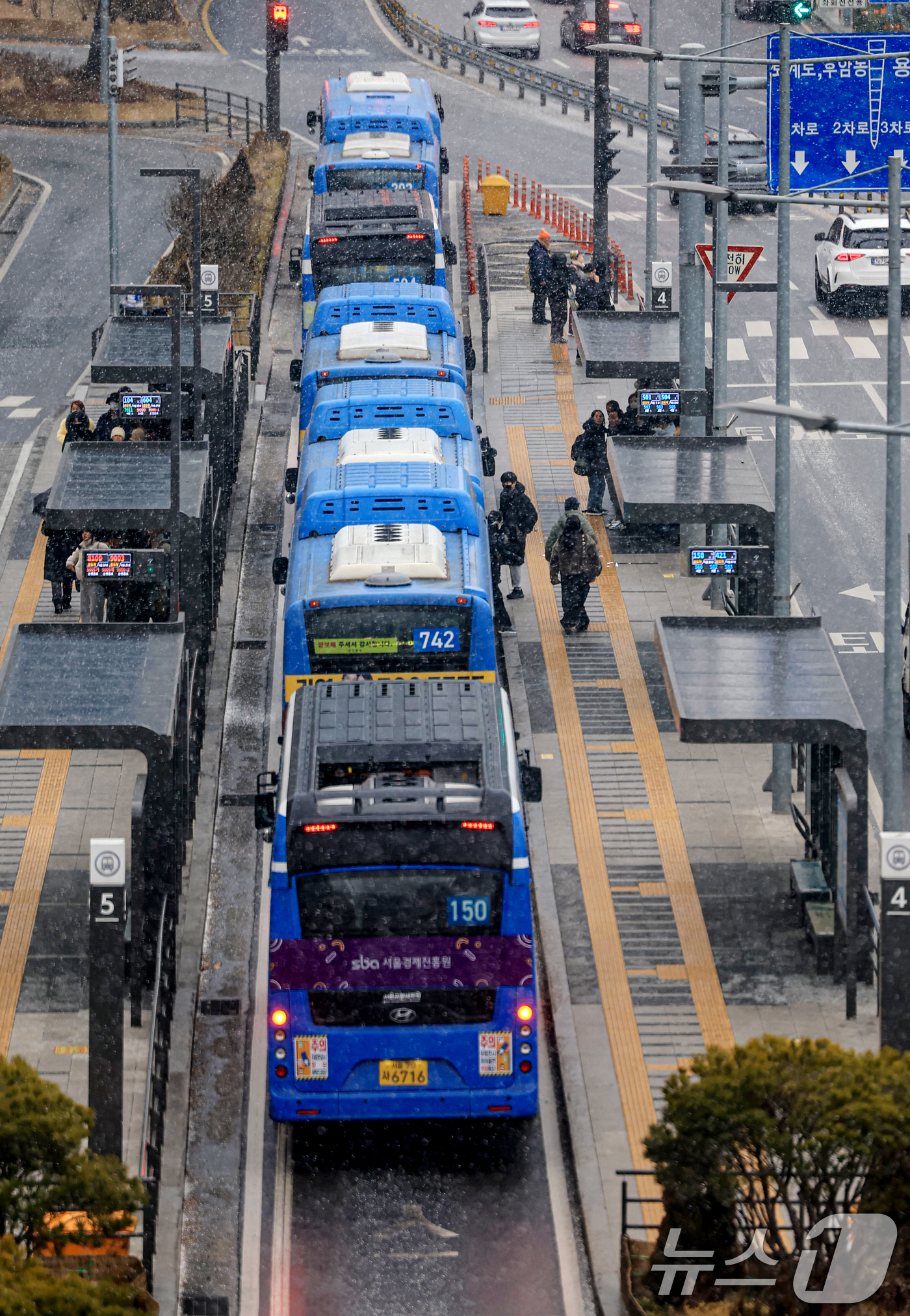 (서울=뉴스1) 이호윤 기자 = 서울시 시내버스 파업을 예고한 12일 서울 중구 서울역 환승센터에서 버스가 오가고 있다.서울 시내버스 노조는 교섭 결렬시 13일 첫차부터 파업에 돌 …