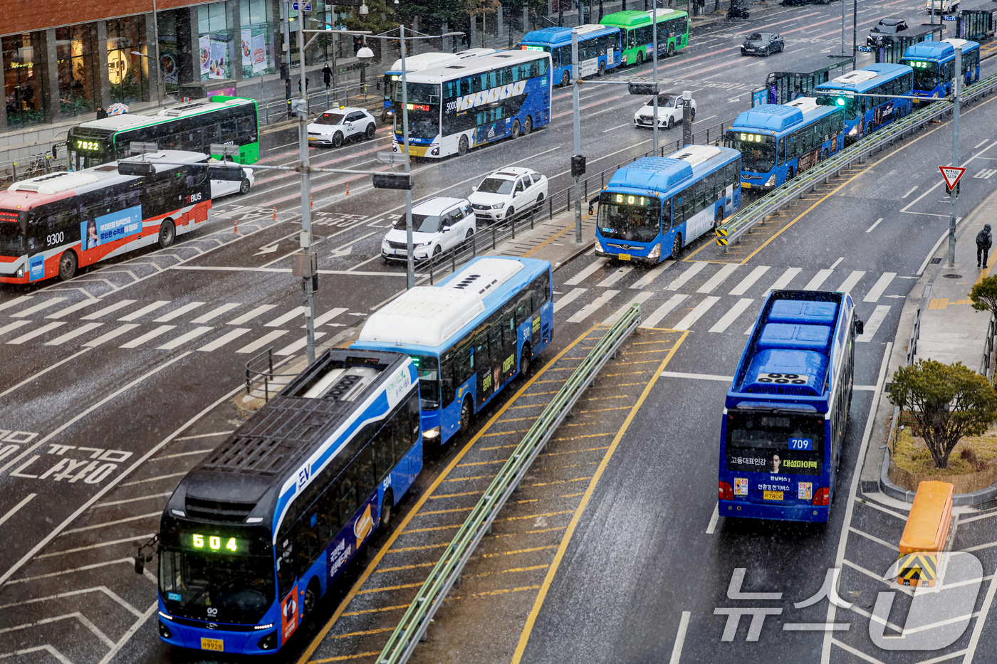 (서울=뉴스1) 이호윤 기자 = 서울시 시내버스 파업을 예고한 12일 서울 중구 서울역 환승센터에서 버스가 오가고 있다.서울 시내버스 노조는 교섭 결렬시 13일 첫차부터 파업에 돌 …