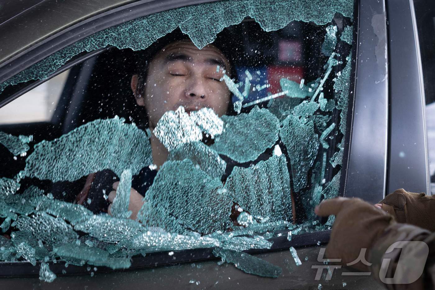 (세인트폴 AFP=뉴스1) 김경민 기자 = 미국 미네소타주 세인트폴의 한 주요소에서 한 남성이 시민권 서류를 제시하지 않자 미국 국경순찰대 요원들이 자동차 창문을 부수고 끌고 나가 …
