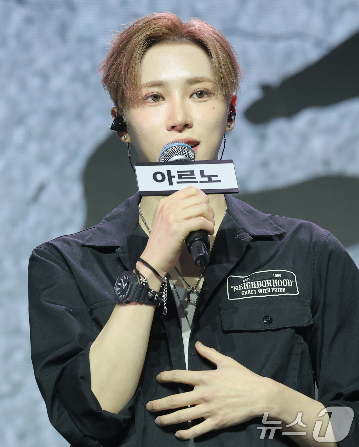 (서울=뉴스1) 권현진 기자 = 그룹 알파드라이브원(ALD1)의 아르노가 12일 서울 용산구 블루스퀘어 SOL트래블홀에서 열린 미니 1집  'EUPHORIA'(유포리아) 발매 쇼케 …