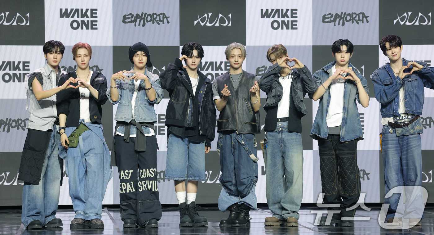 (서울=뉴스1) 권현진 기자 = 그룹 알파드라이브원(ALD1)이 12일 서울 용산구 블루스퀘어 SOL트래블홀에서 열린 미니 1집  'EUPHORIA'(유포리아) 발매 쇼케이스에서 …