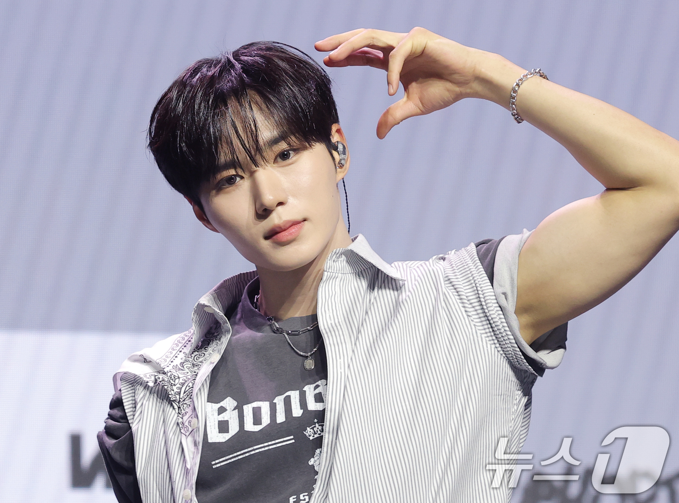 (서울=뉴스1) 권현진 기자 = 그룹 알파드라이브원(ALD1)의 준서가 12일 서울 용산구 블루스퀘어 SOL트래블홀에서 열린 미니 1집  'EUPHORIA'(유포리아) 발매 쇼케이 …