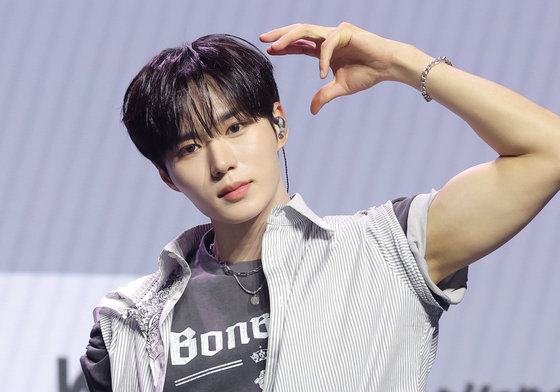 준서, 미소년 근육남