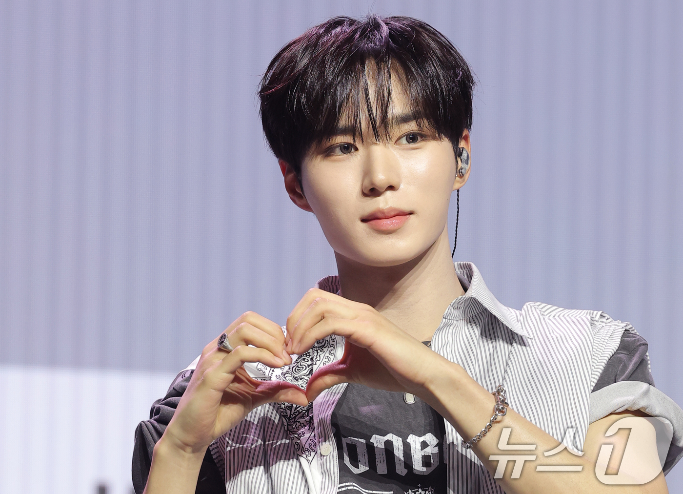 (서울=뉴스1) 권현진 기자 = 그룹 알파드라이브원(ALD1)의 준서가 12일 서울 용산구 블루스퀘어 SOL트래블홀에서 열린 미니 1집  'EUPHORIA'(유포리아) 발매 쇼케이 …