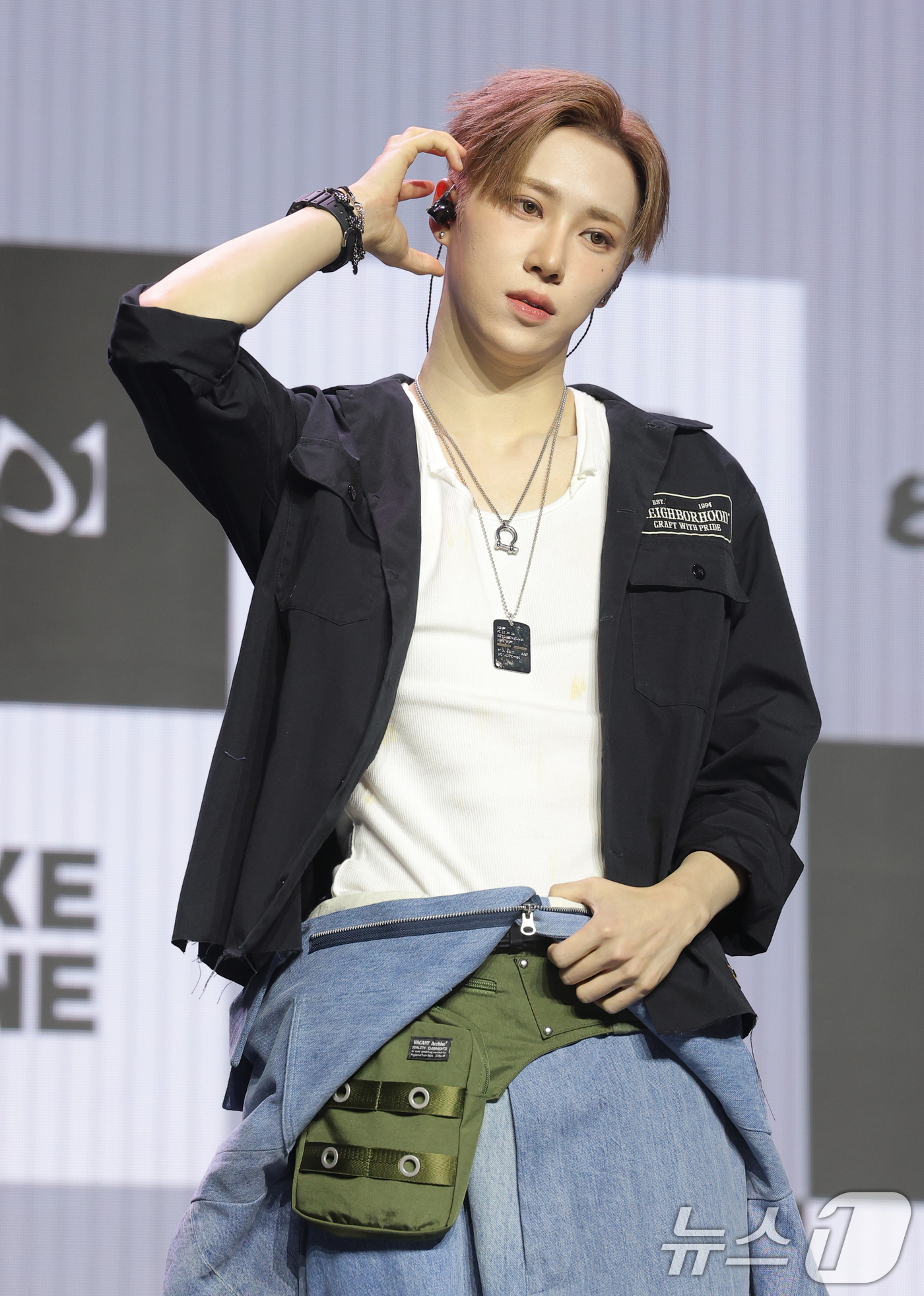 (서울=뉴스1) 권현진 기자 = 그룹 알파드라이브원(ALD1)의 아르노가 12일 서울 용산구 블루스퀘어 SOL트래블홀에서 열린 미니 1집  'EUPHORIA'(유포리아) 발매 쇼케 …