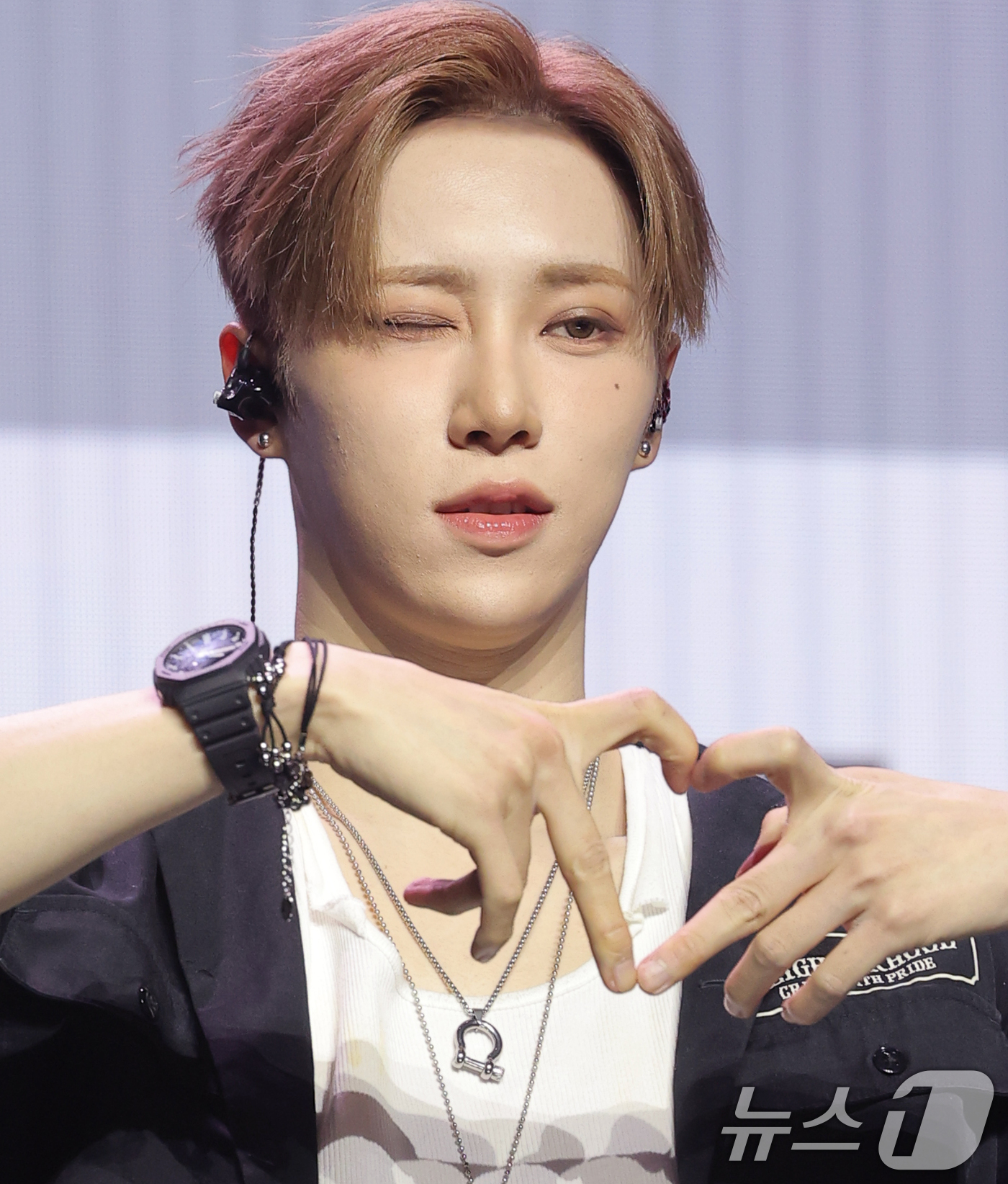 (서울=뉴스1) 권현진 기자 = 그룹 알파드라이브원(ALD1)의 아르노가 12일 서울 용산구 블루스퀘어 SOL트래블홀에서 열린 미니 1집  'EUPHORIA'(유포리아) 발매 쇼케 …