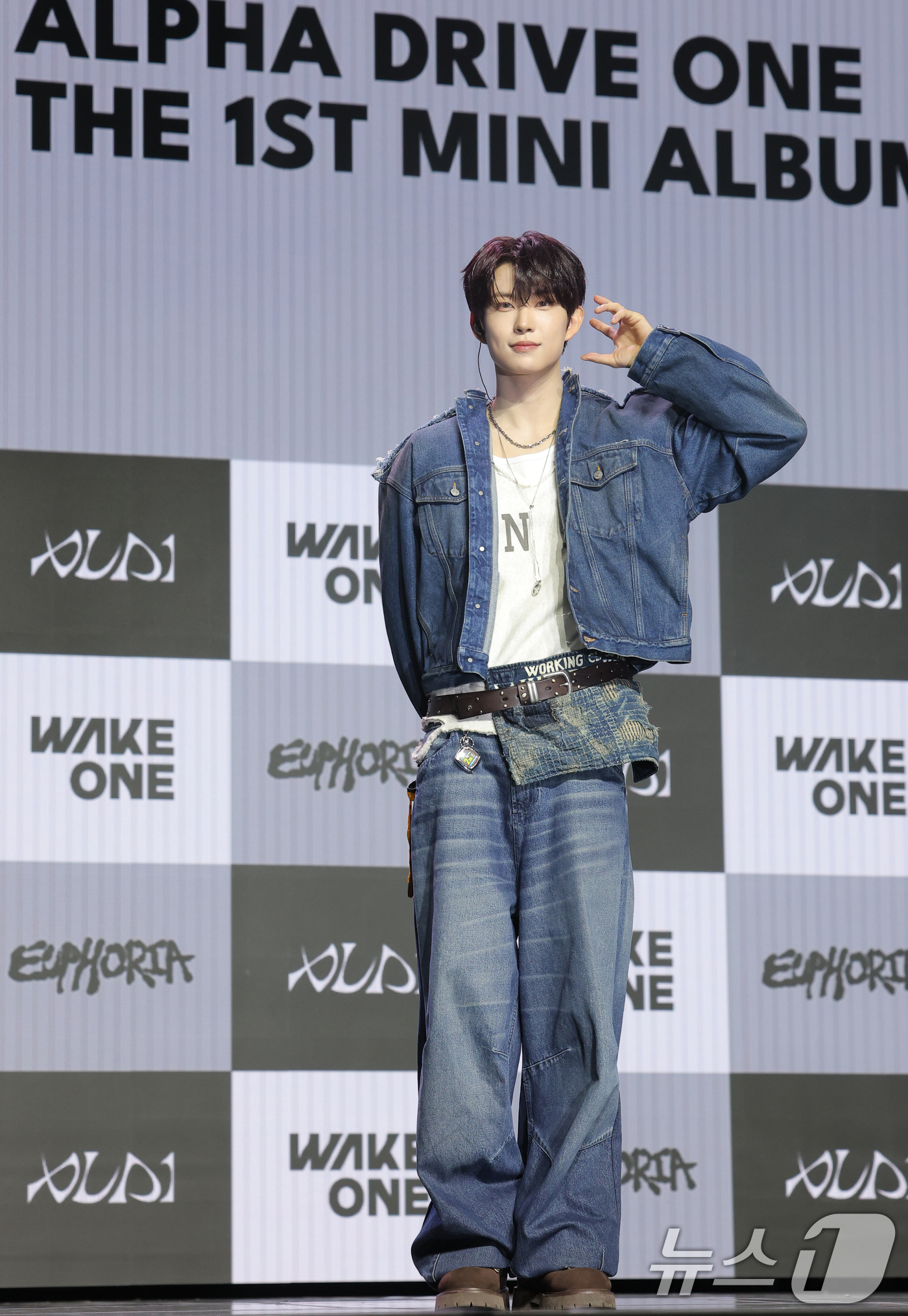 (서울=뉴스1) 권현진 기자 = 그룹 알파드라이브원(ALD1)의 건우가 12일 서울 용산구 블루스퀘어 SOL트래블홀에서 열린 미니 1집  'EUPHORIA'(유포리아) 발매 쇼케이 …