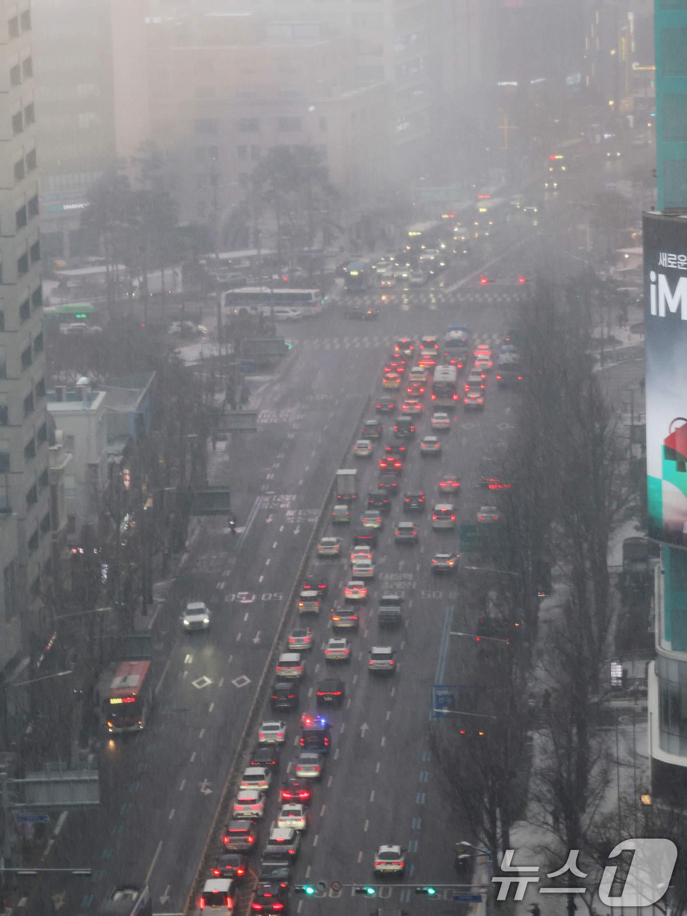 (서울=뉴스1) 황기선 기자 = 눈이 내리는 12일 오후 서울 남대문로 일대가 차량 정체를 빚고 있다.  2026.1.12/뉴스1