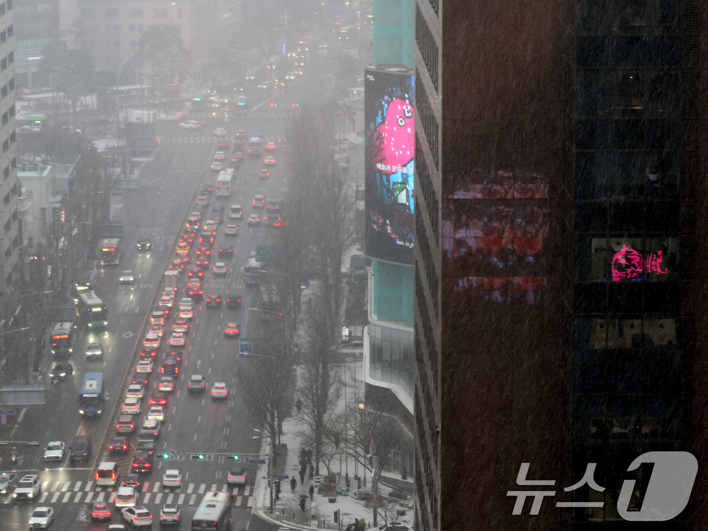 (서울=뉴스1) 황기선 기자 = 눈이 내리는 12일 오후 서울 남대문로 일대가 차량 정체를 빚고 있다.  2026.1.12/뉴스1